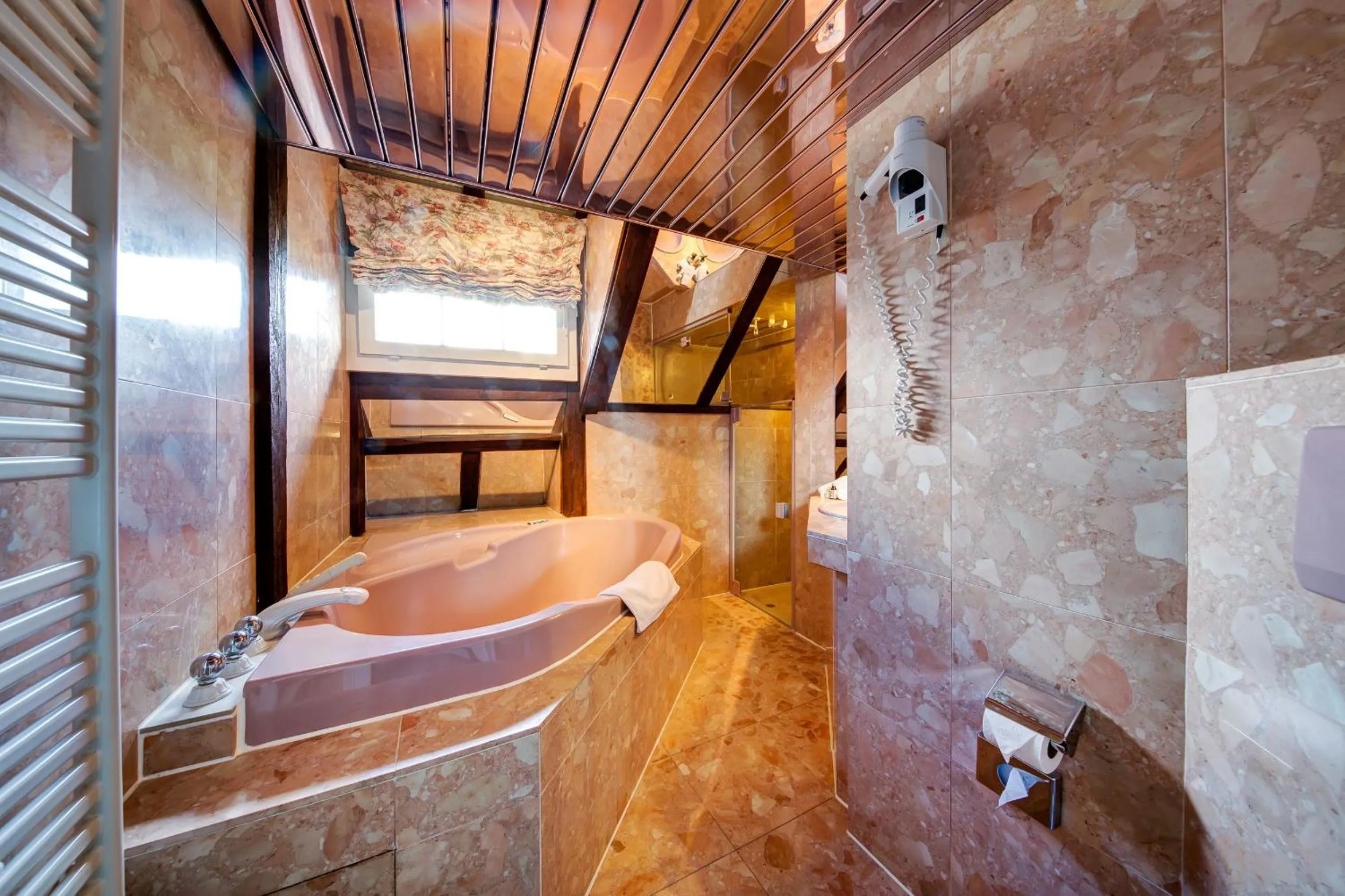 Bathroom, Bed in Hotel Regina