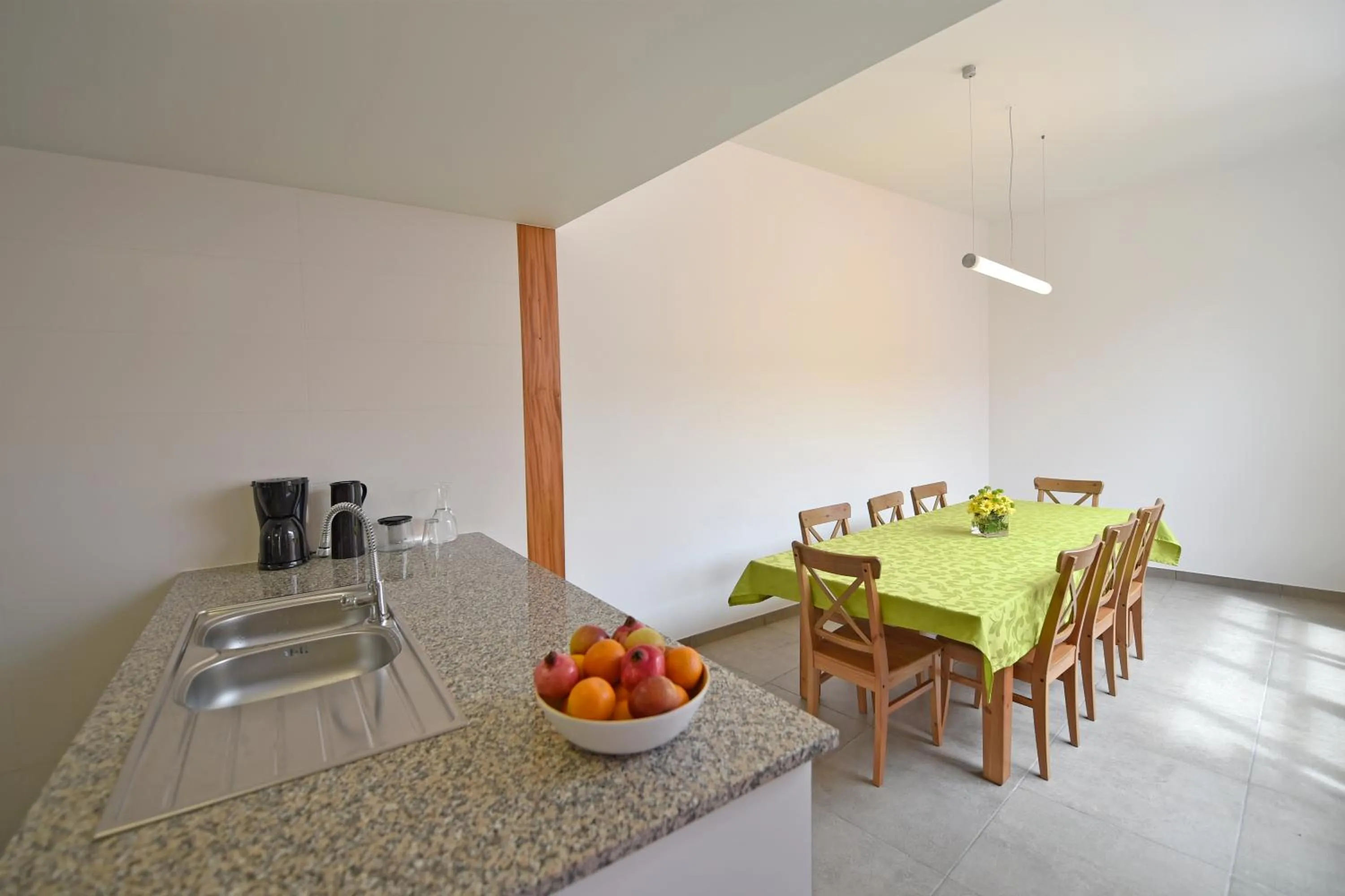 Communal kitchen in Casa da Baía - Guest House