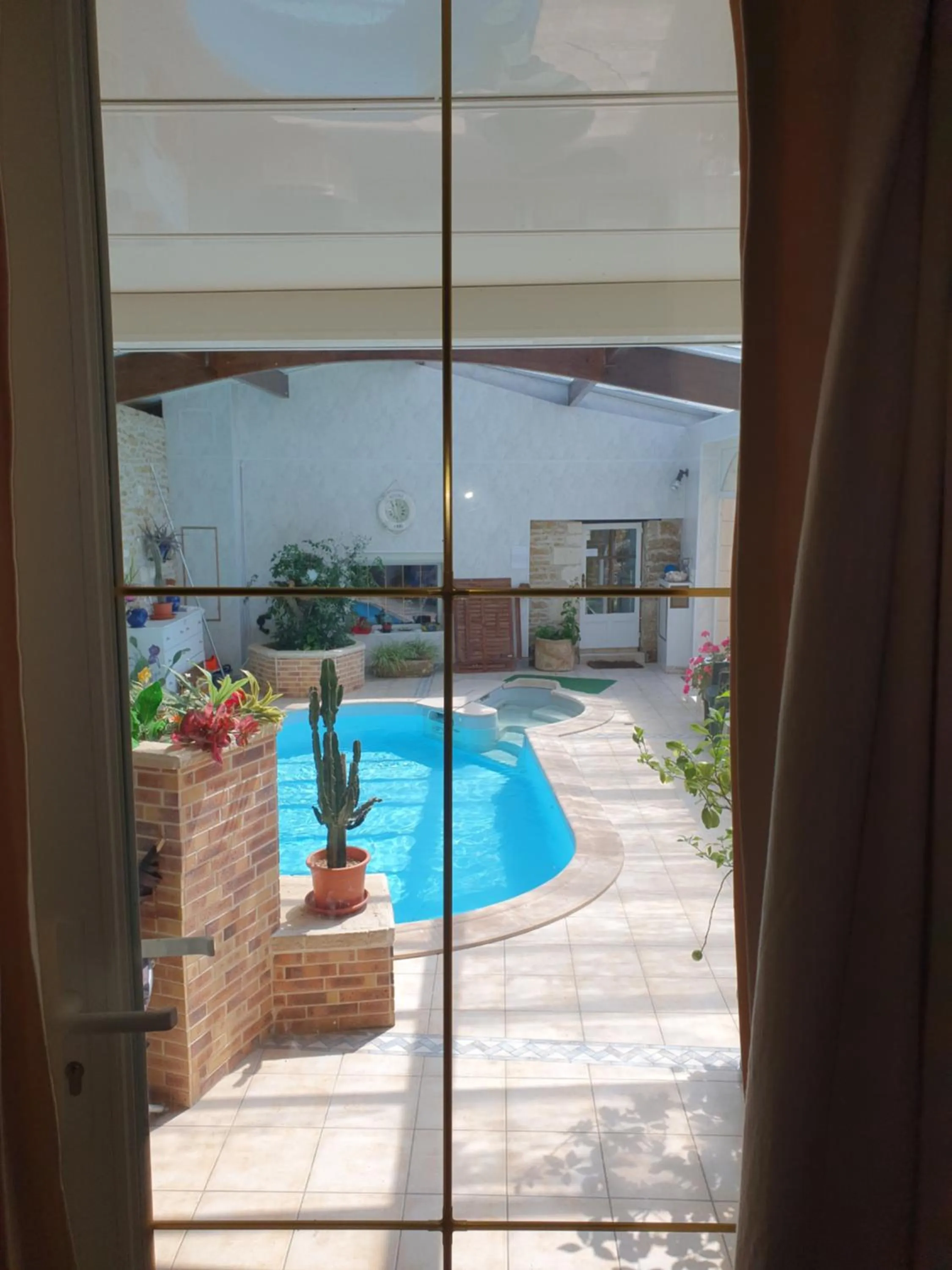 Pool view in Le relais de la cure