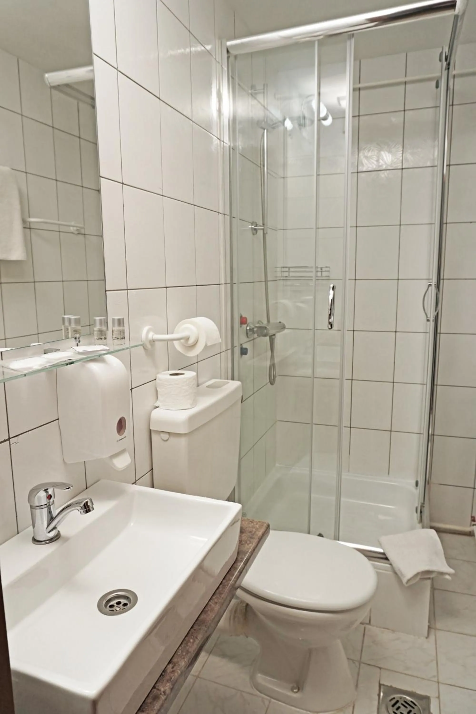 Bathroom in Anna Panzió & Wellness Siófok