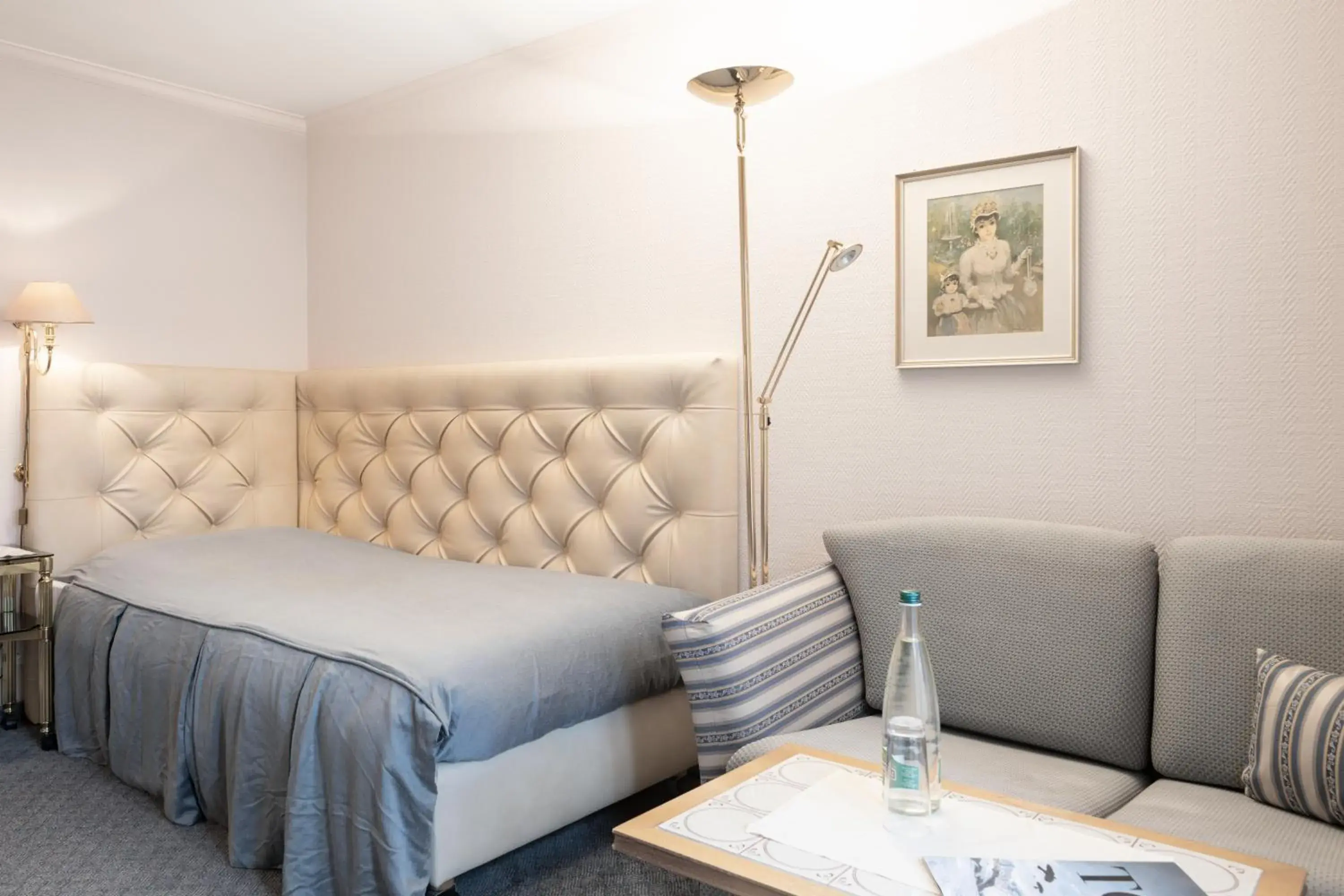 Single Room with Lake View and Balcony in Seiler au Lac Single Room with Lake View and Balcony in Seiler au Lac