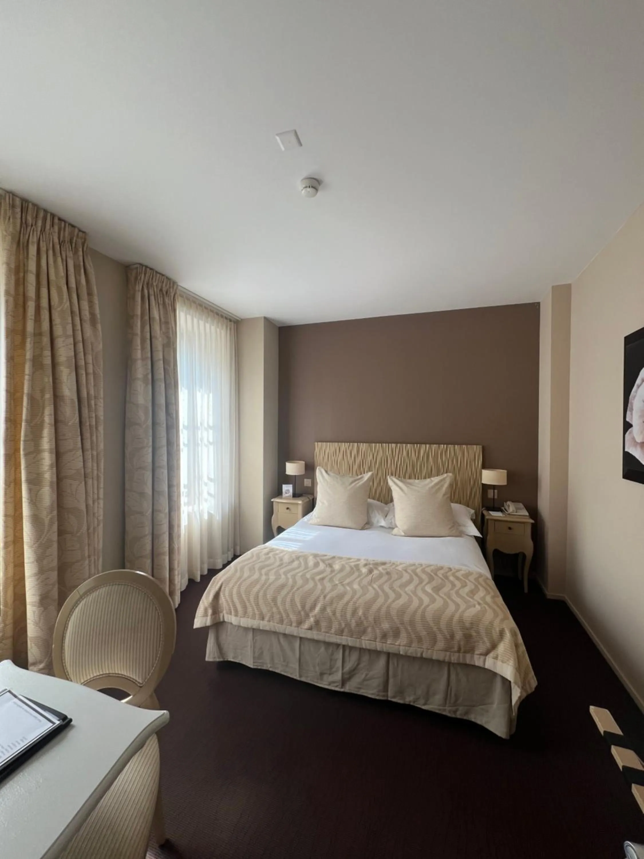 Bed in Hostellerie Le Petit Manoir