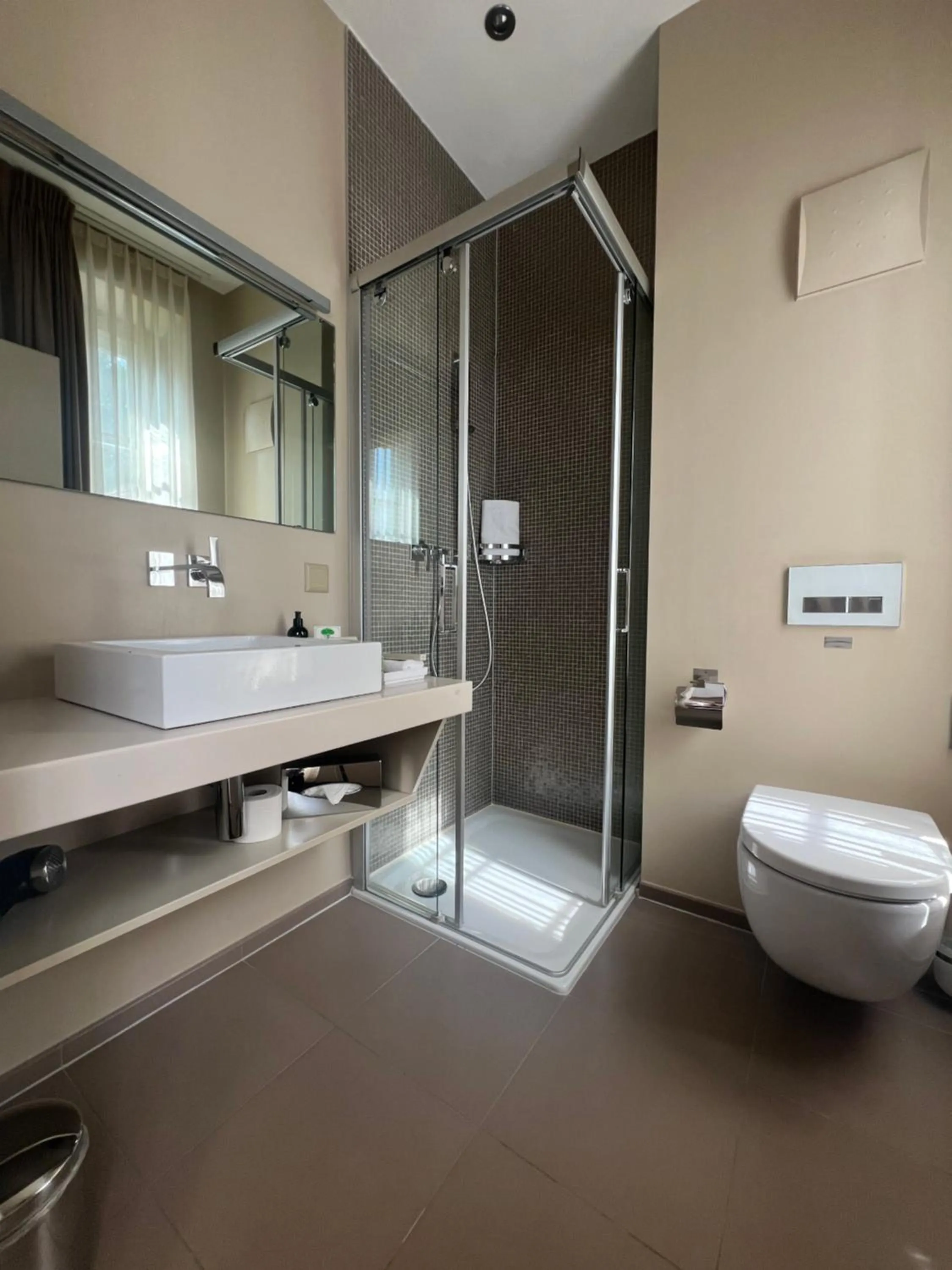 Shower in Hostellerie Le Petit Manoir