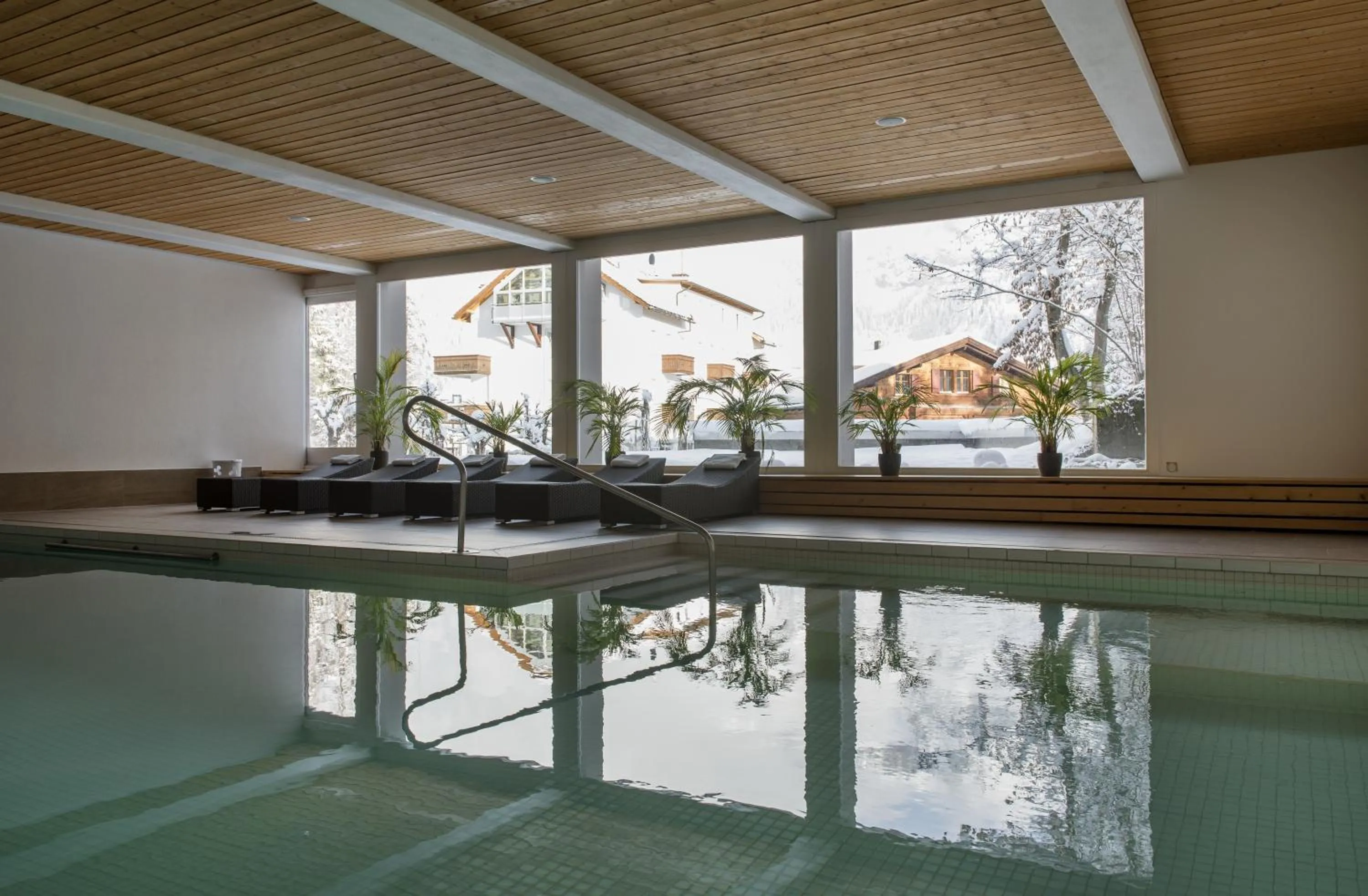 Swimming pool in Hotel des Alpes