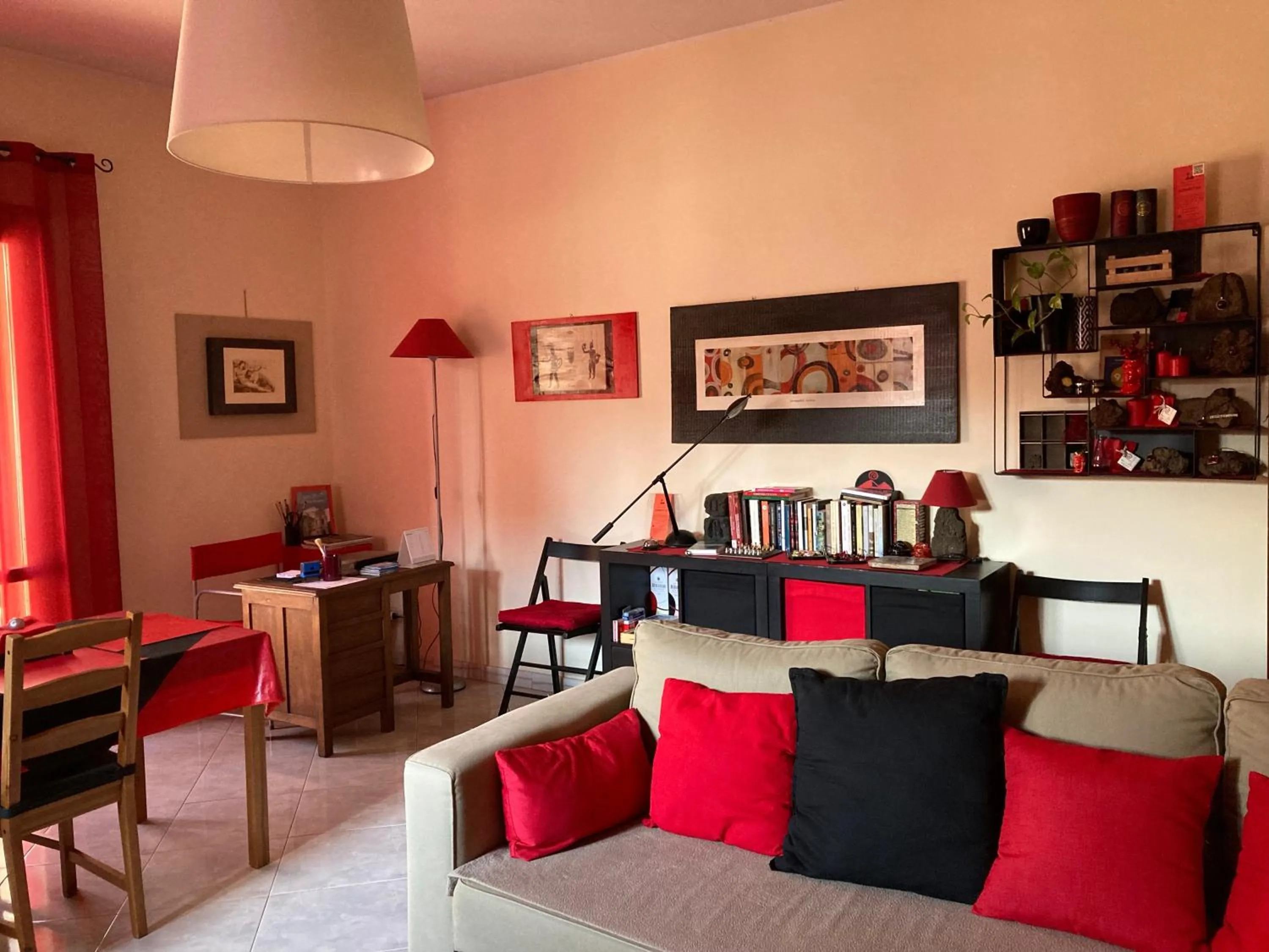 Living room in B&B il rosso e il nero