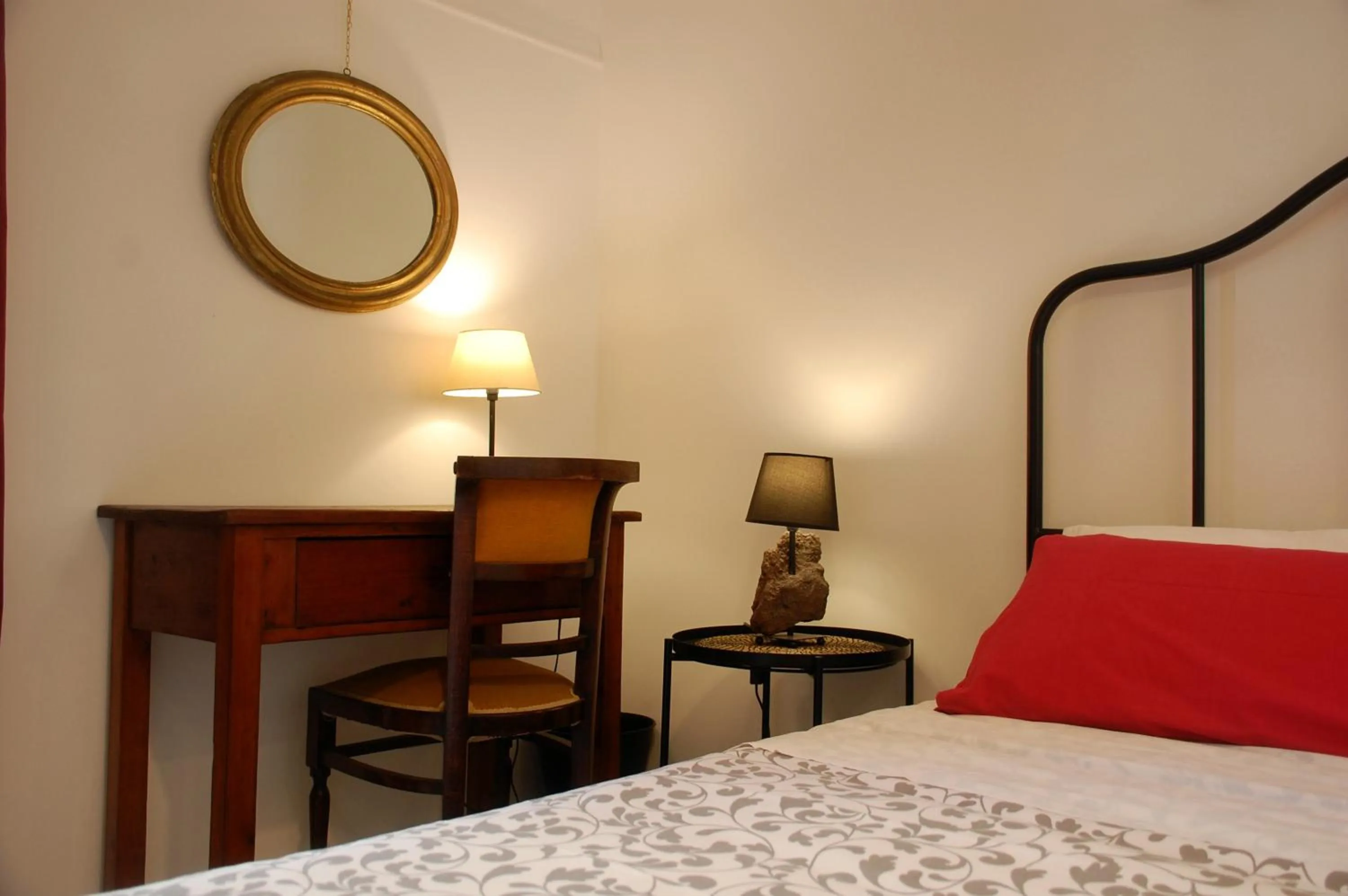 Bedroom, Bed in B&B il rosso e il nero