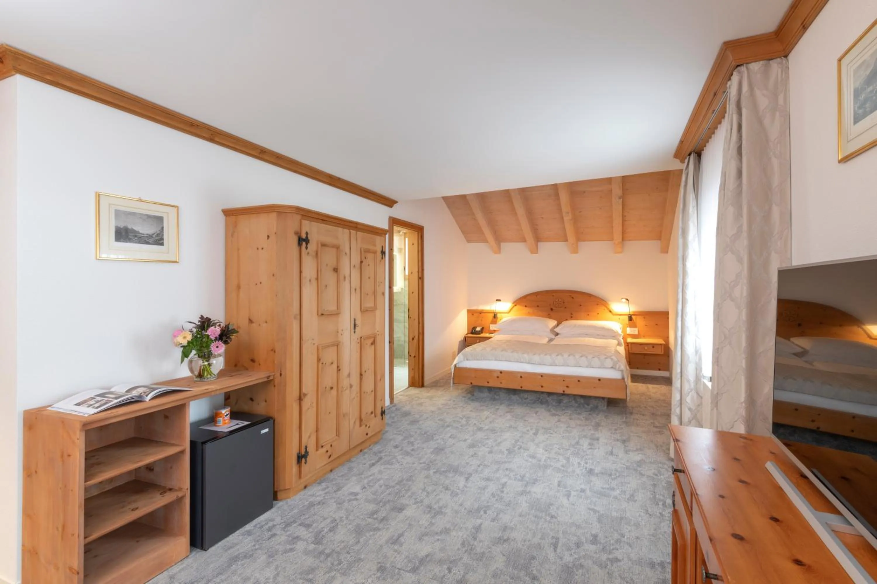 Living room, Bed in Hotel Post Sils Maria