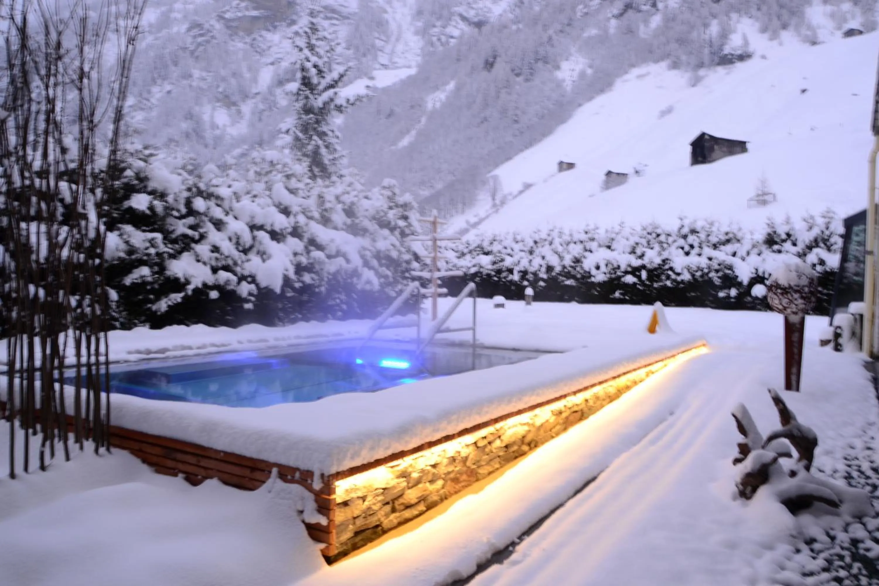 Open Air Bath in Hotel Rovanada Wellness & BergNatur