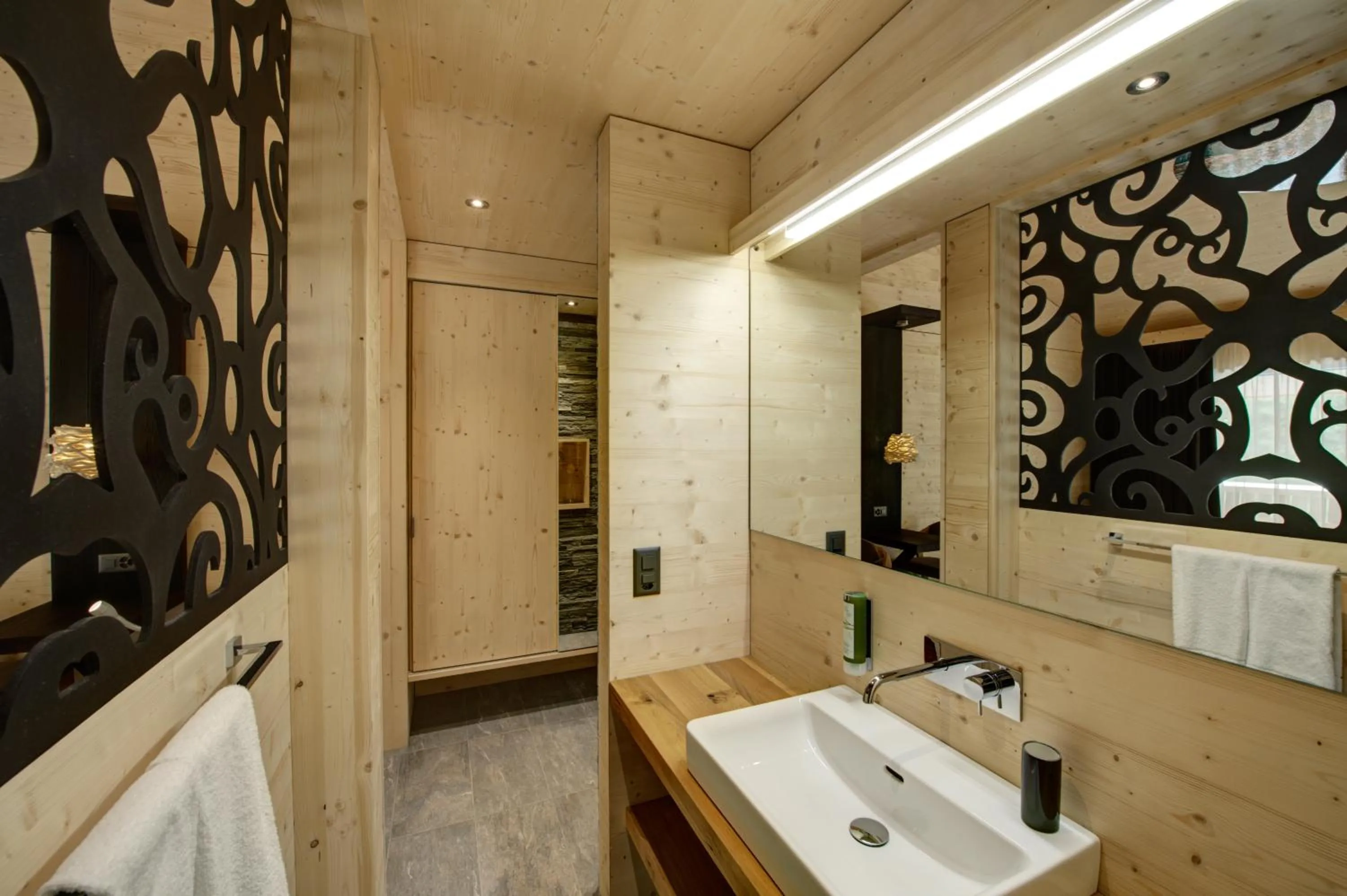 Bathroom in Hotel Rovanada Wellness & BergNatur