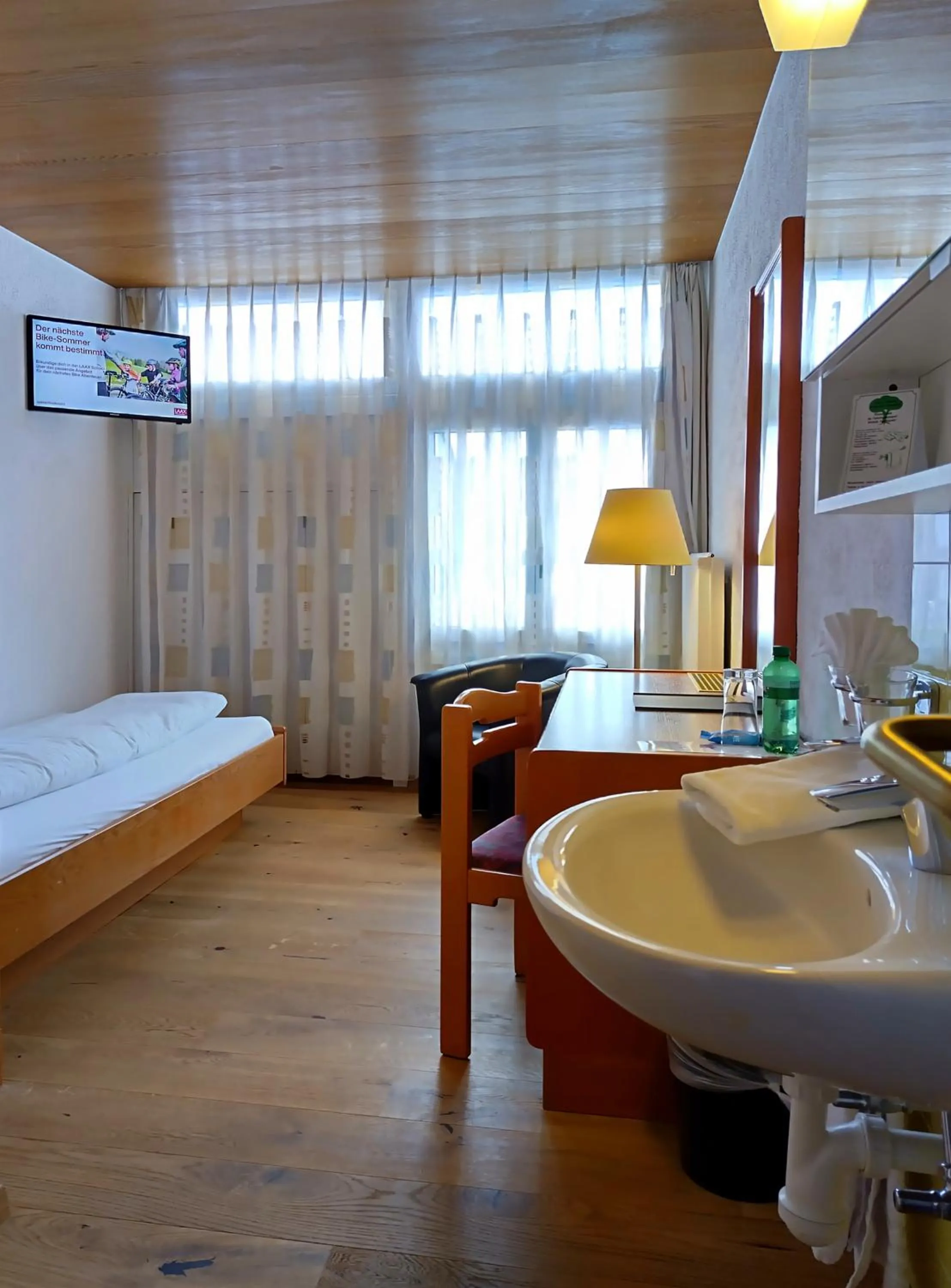 Photo of the whole room, Bed in Hotel-Restaurant Bellevue