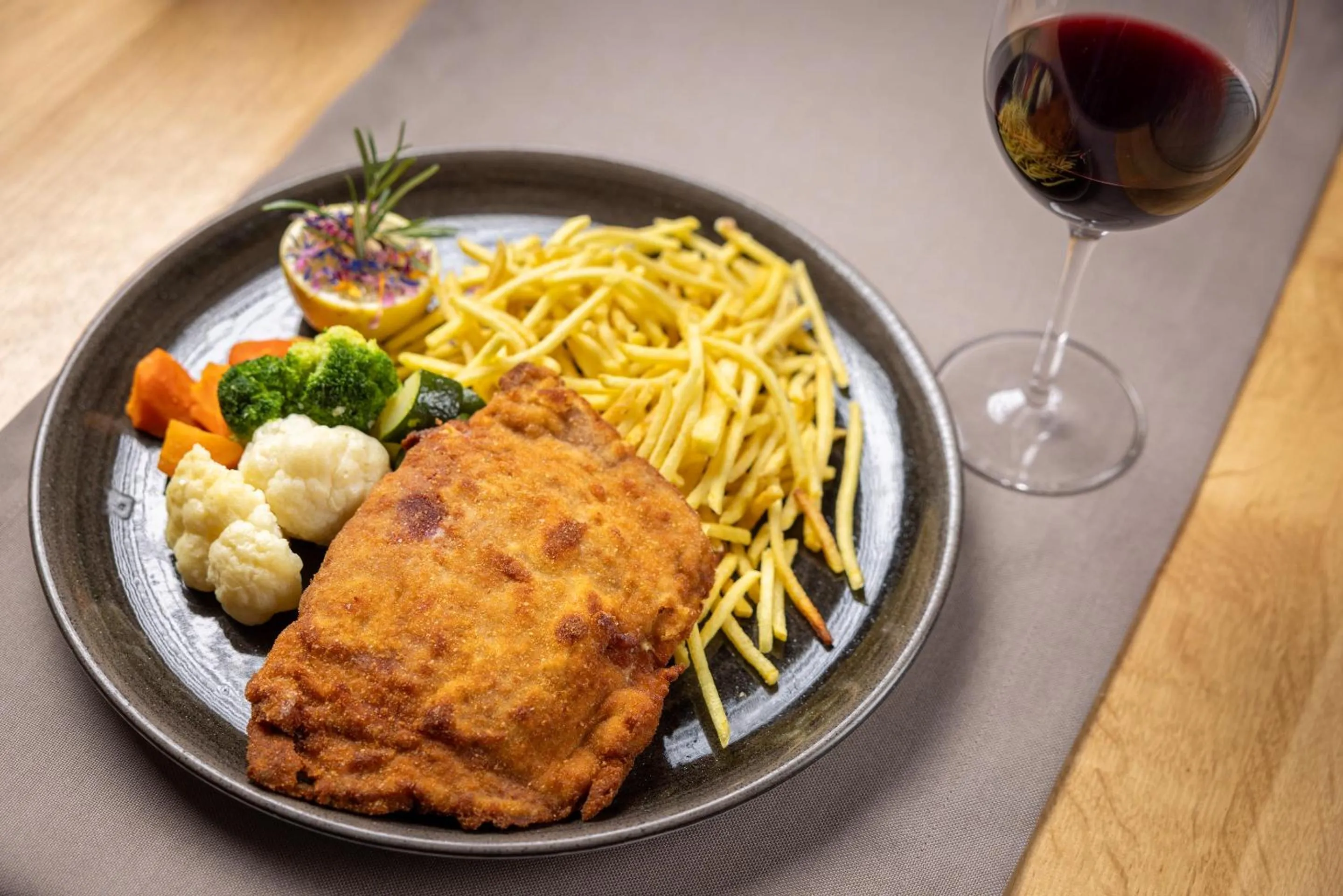 Restaurant/places to eat in Hotel Sonne St. Moritz 3* Superior