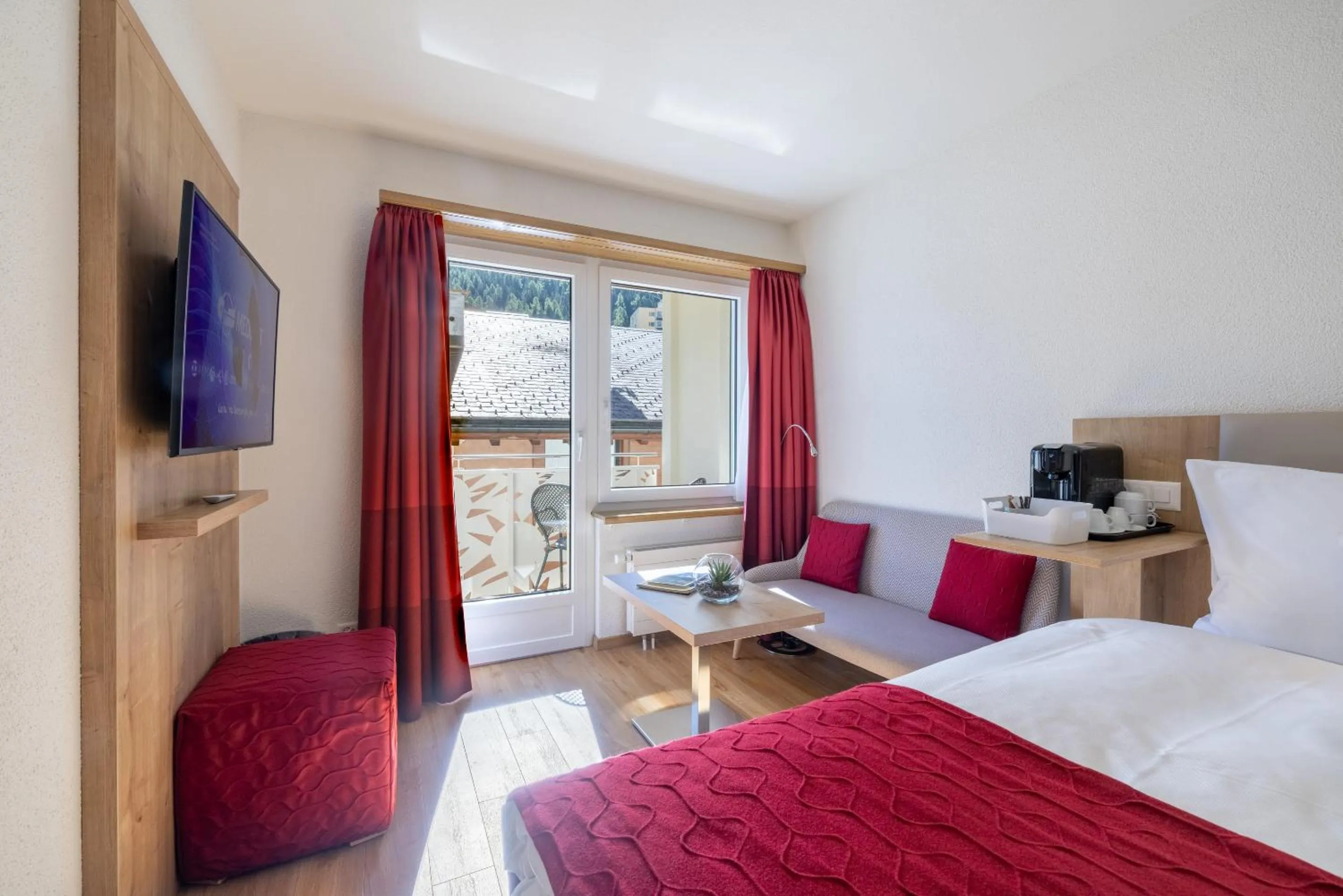 Living room, Bed in Hotel Sonne St. Moritz 3* Superior