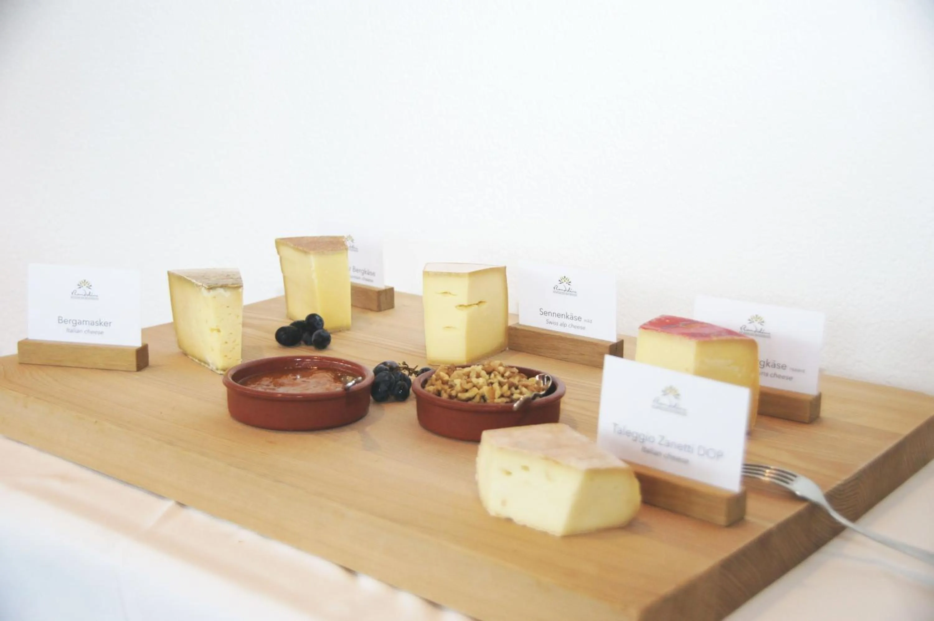 Buffet breakfast in Hostel by Randolins