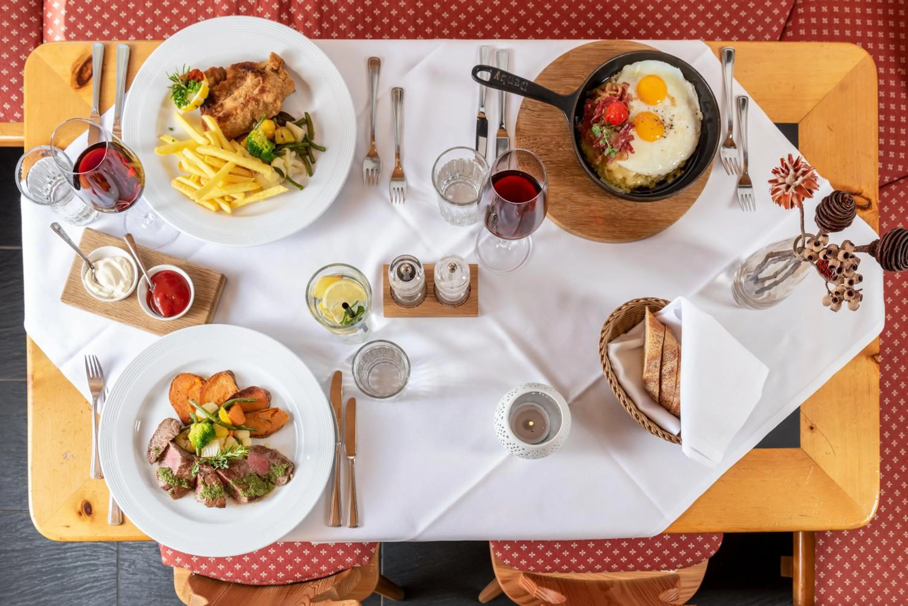 Dinner in Hostel by Randolins