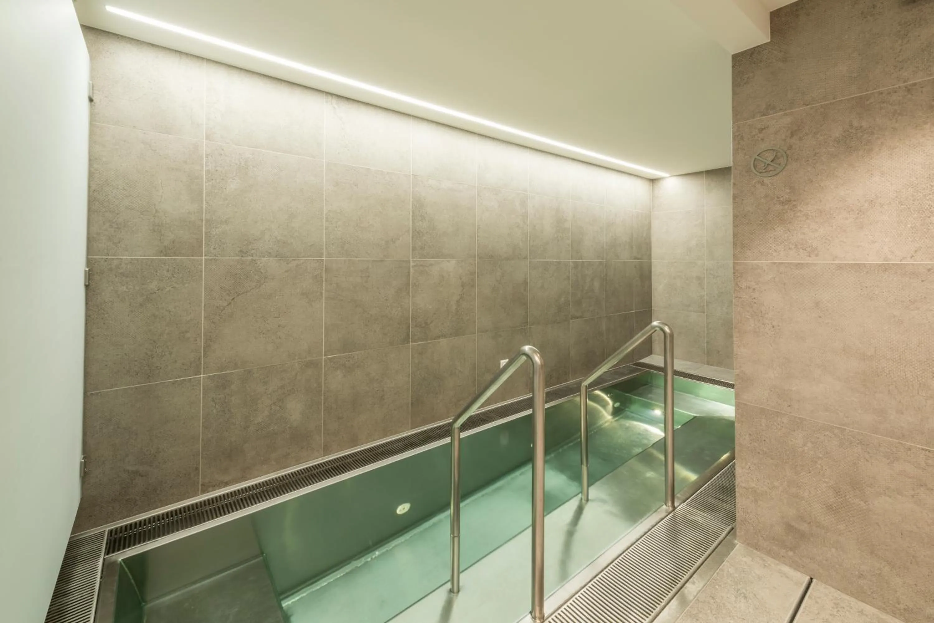 Hot Tub in Hostel by Randolins