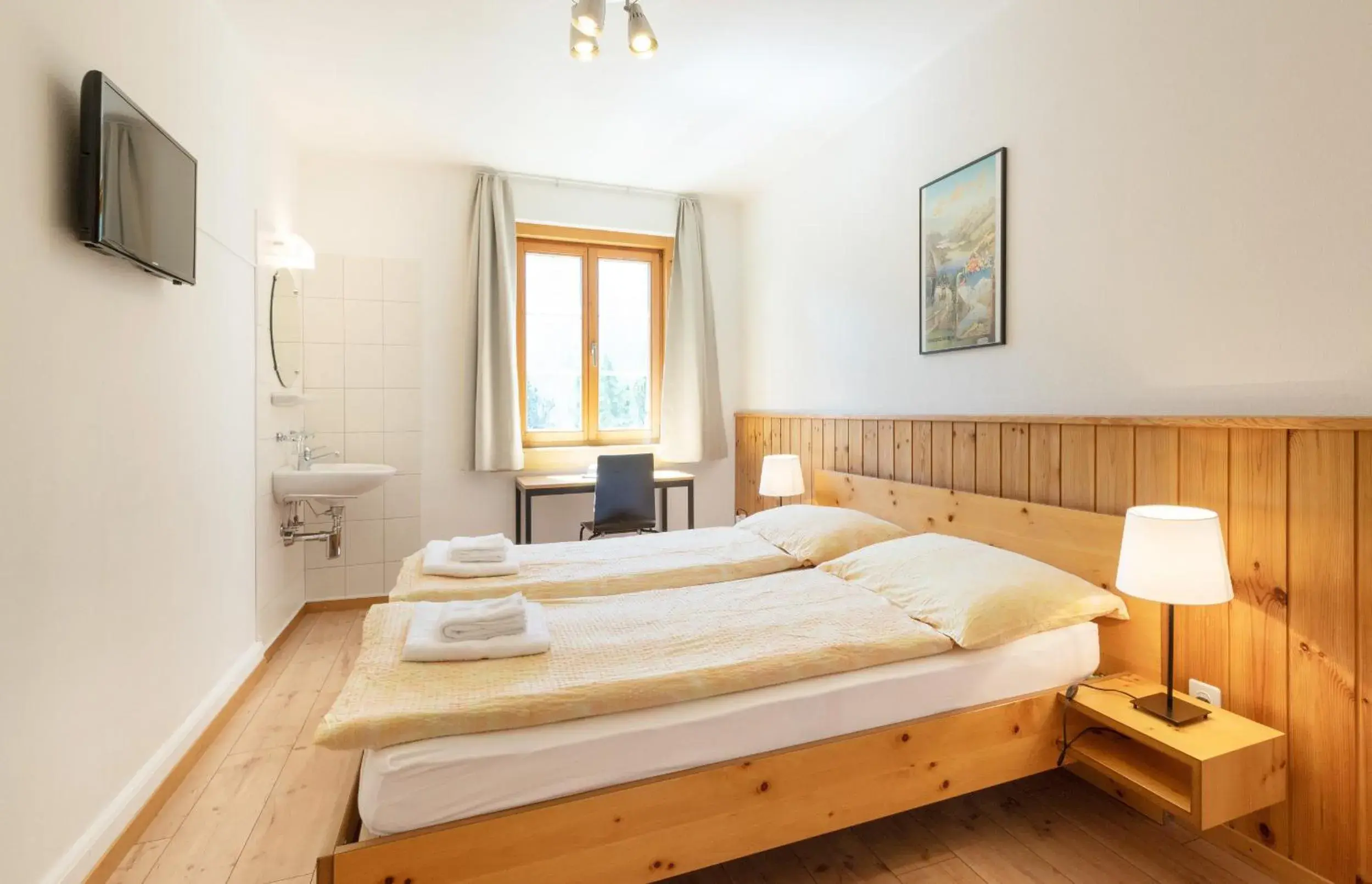 Double or Twin Room with Shared Bathroom in Hostel by Randolins Double or Twin Room with Shared Bathroom in Hostel by Randolins