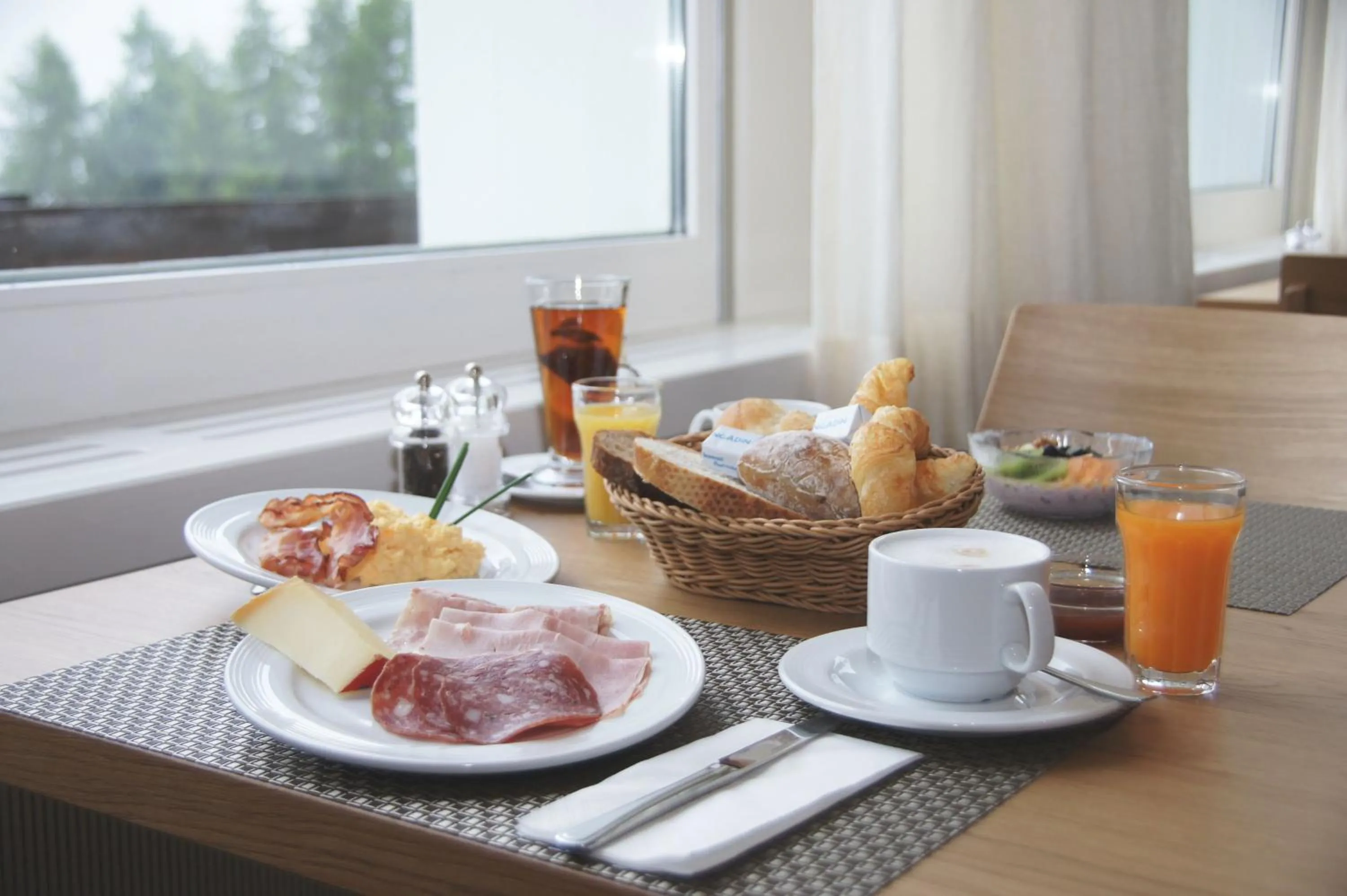 Buffet breakfast in Hostel by Randolins