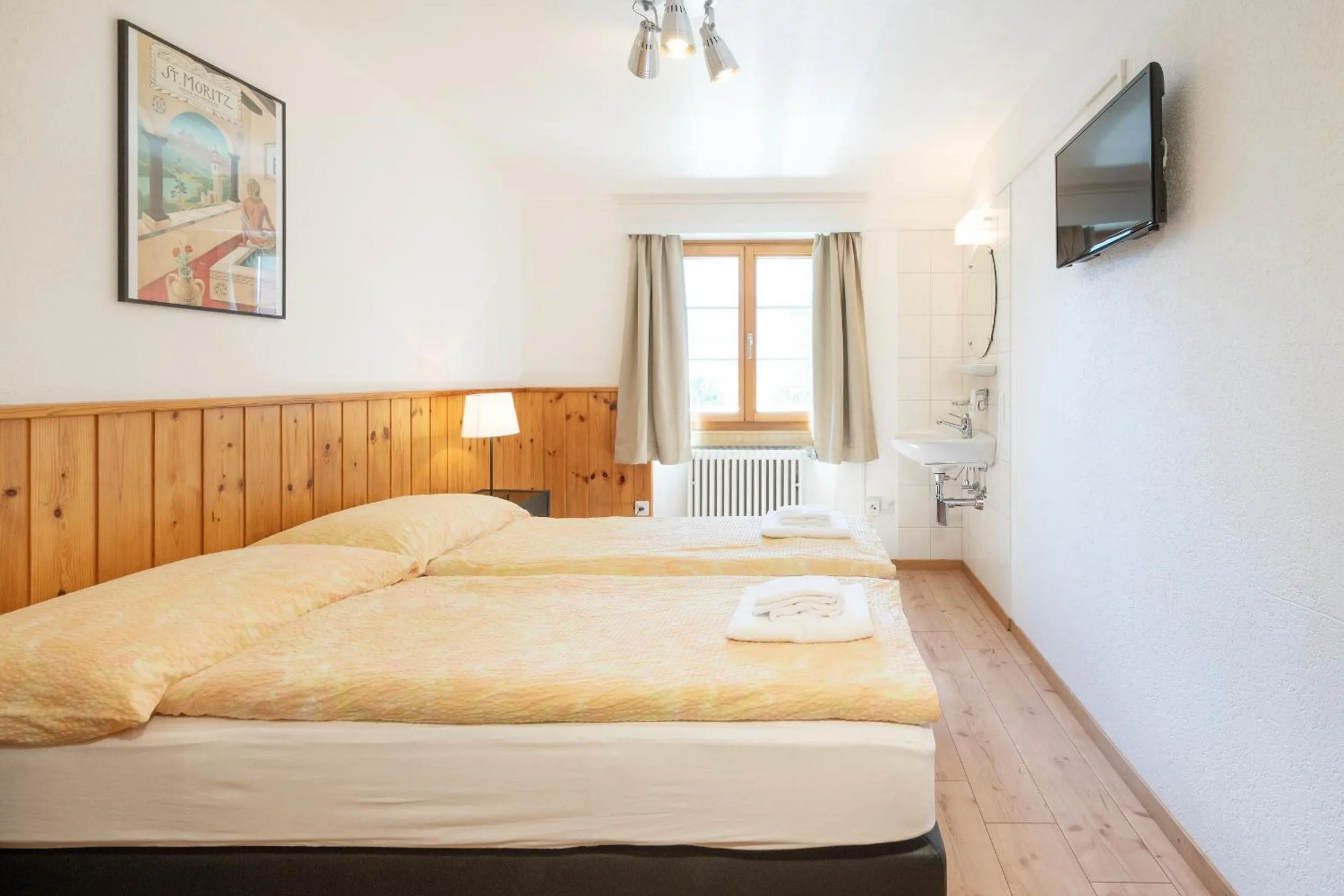 Photo of the whole room, Bed in Hostel by Randolins