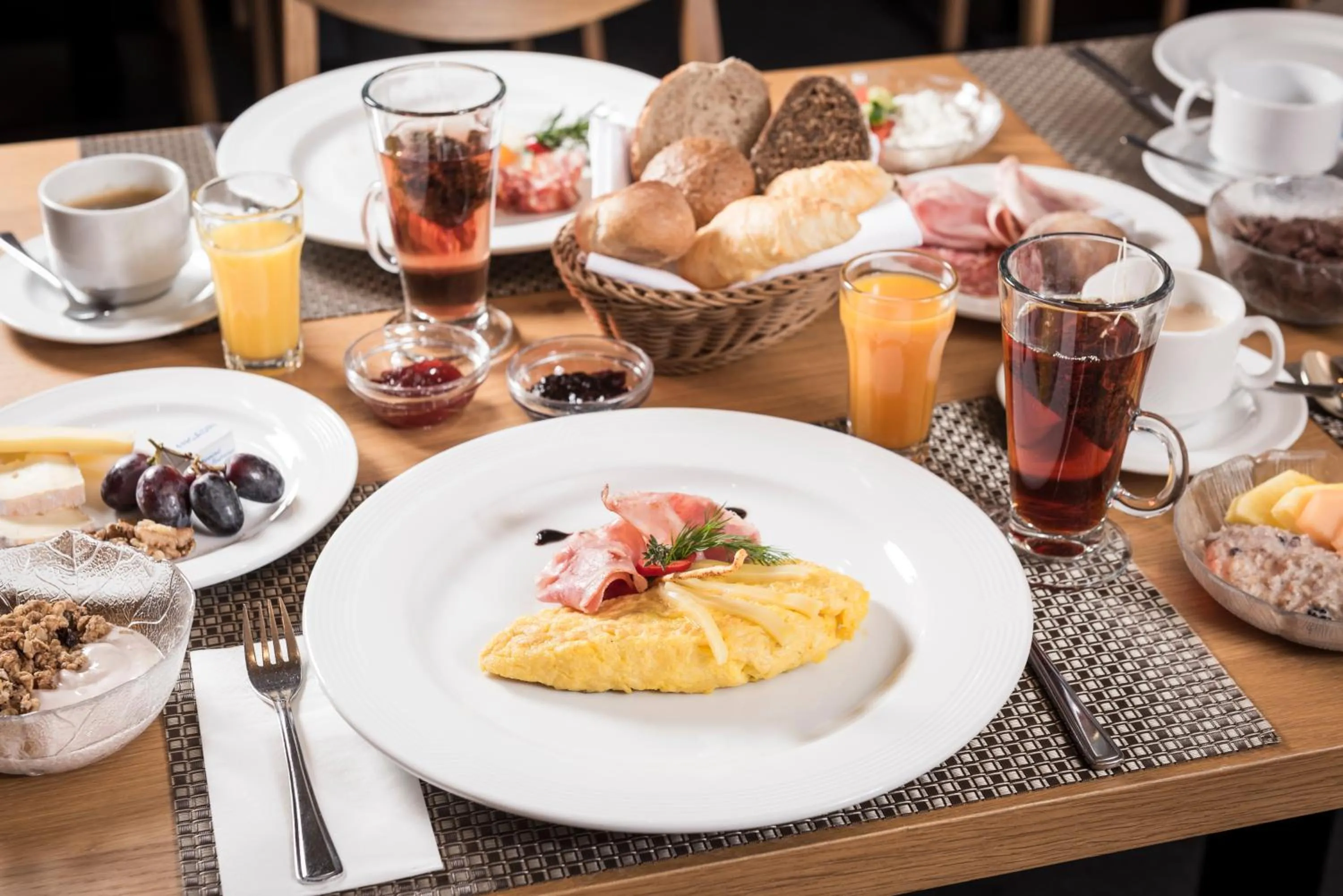 Breakfast in Hostel by Randolins