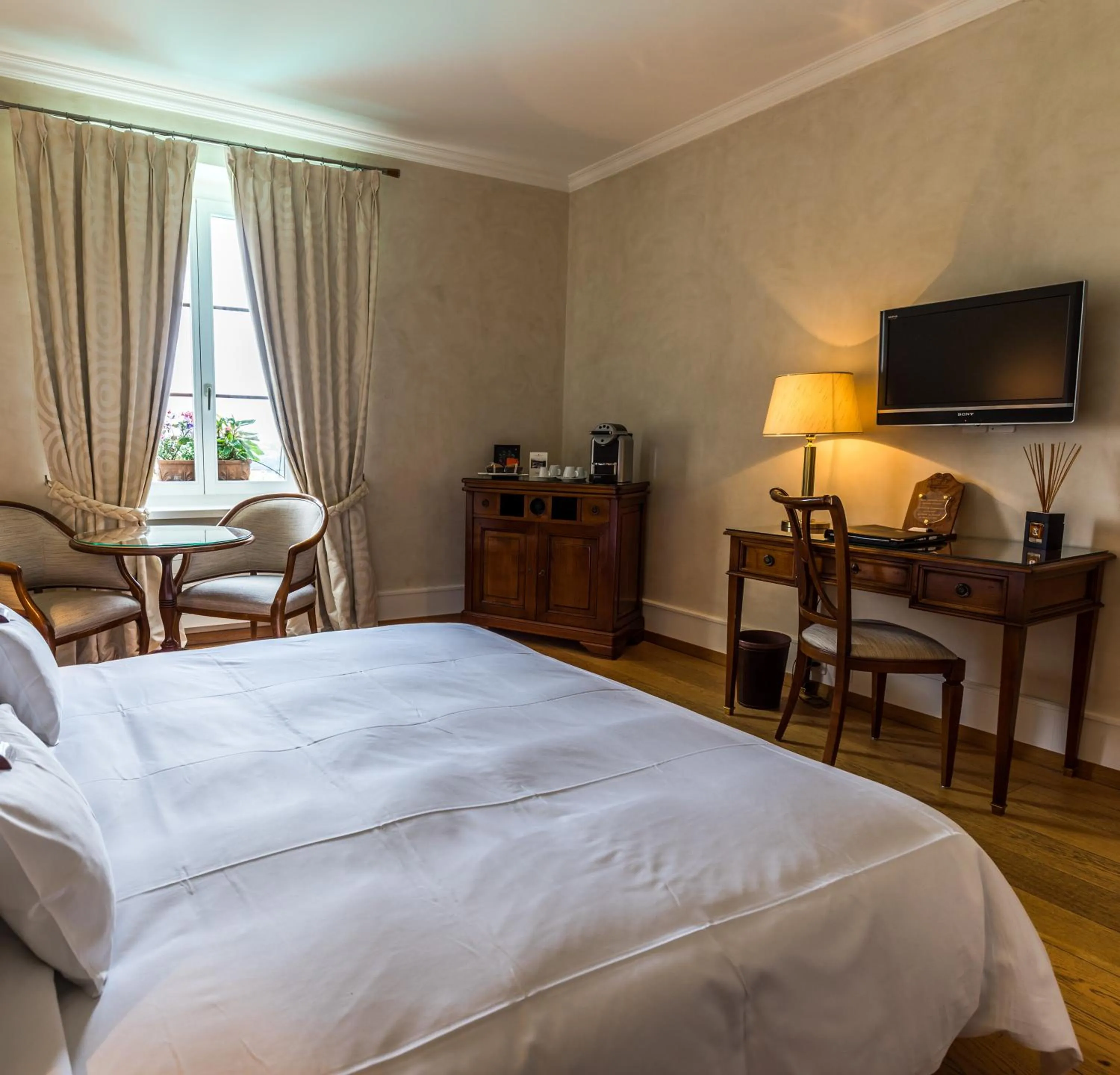 Photo of the whole room, Bed in Domaine de Châteauvieux