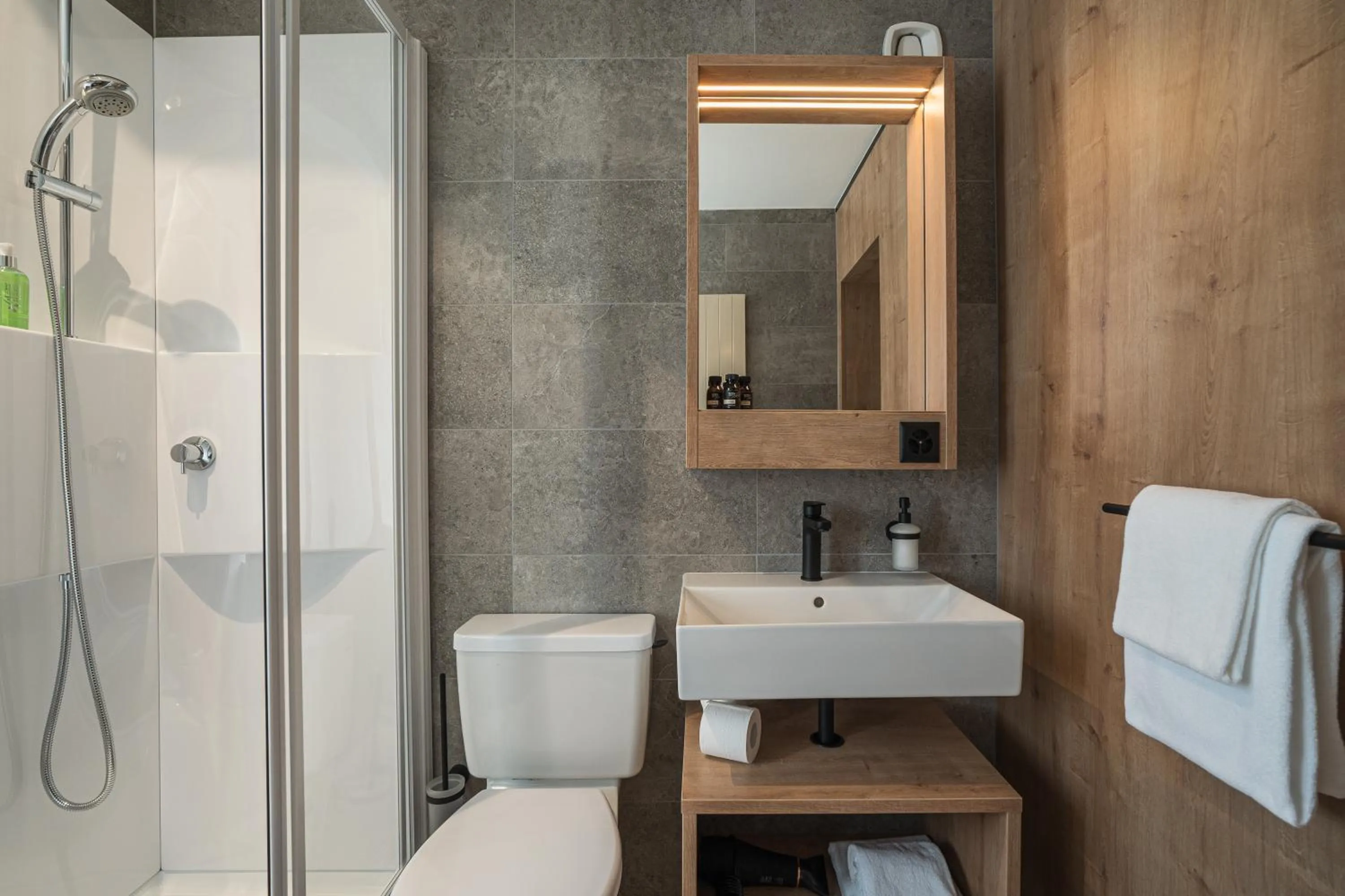 Shower in Hotel Brocco & Posta