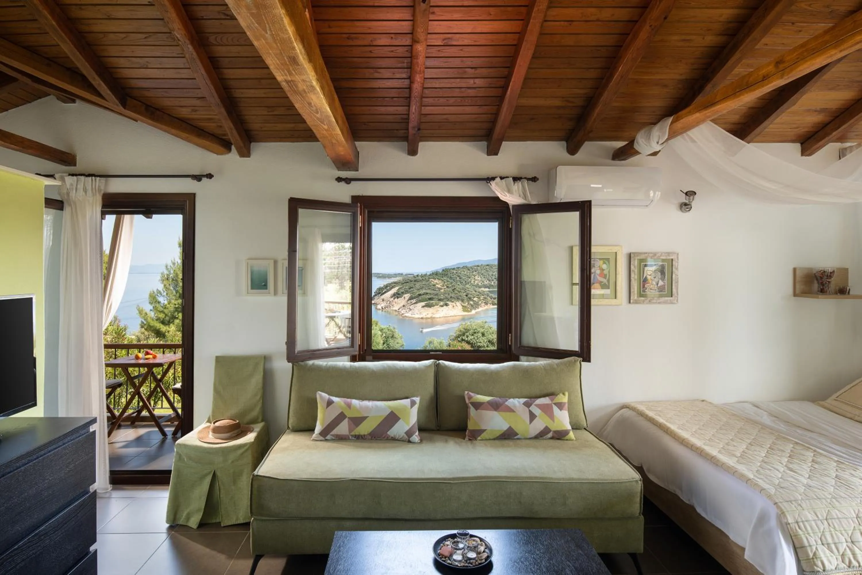 Seating area, Bed in Heos Accommodation