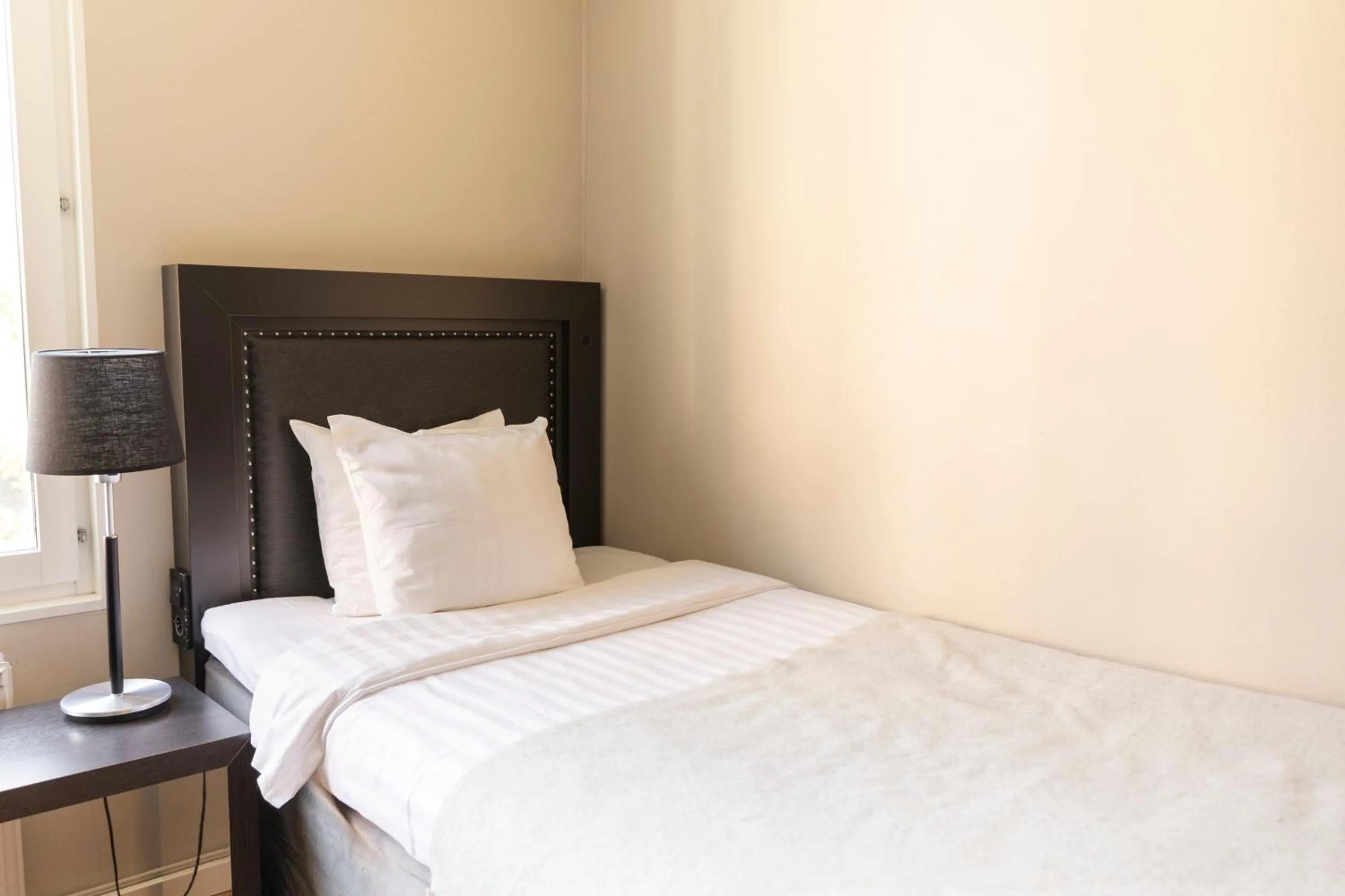 Bed in Home Hotel Tapto