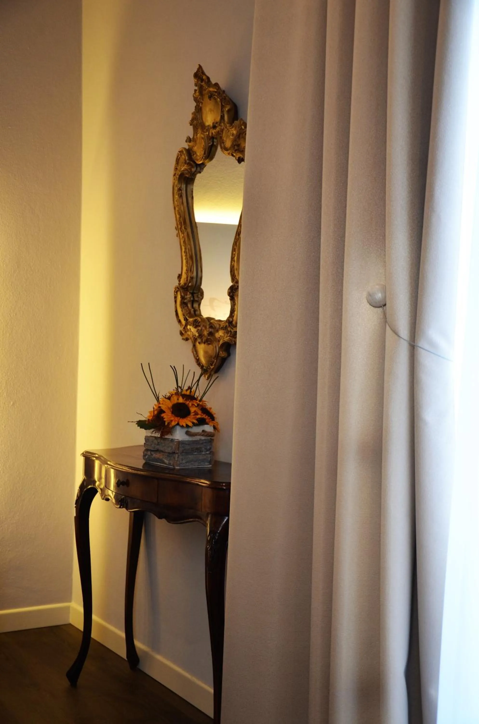 Photo of the whole room in H2o