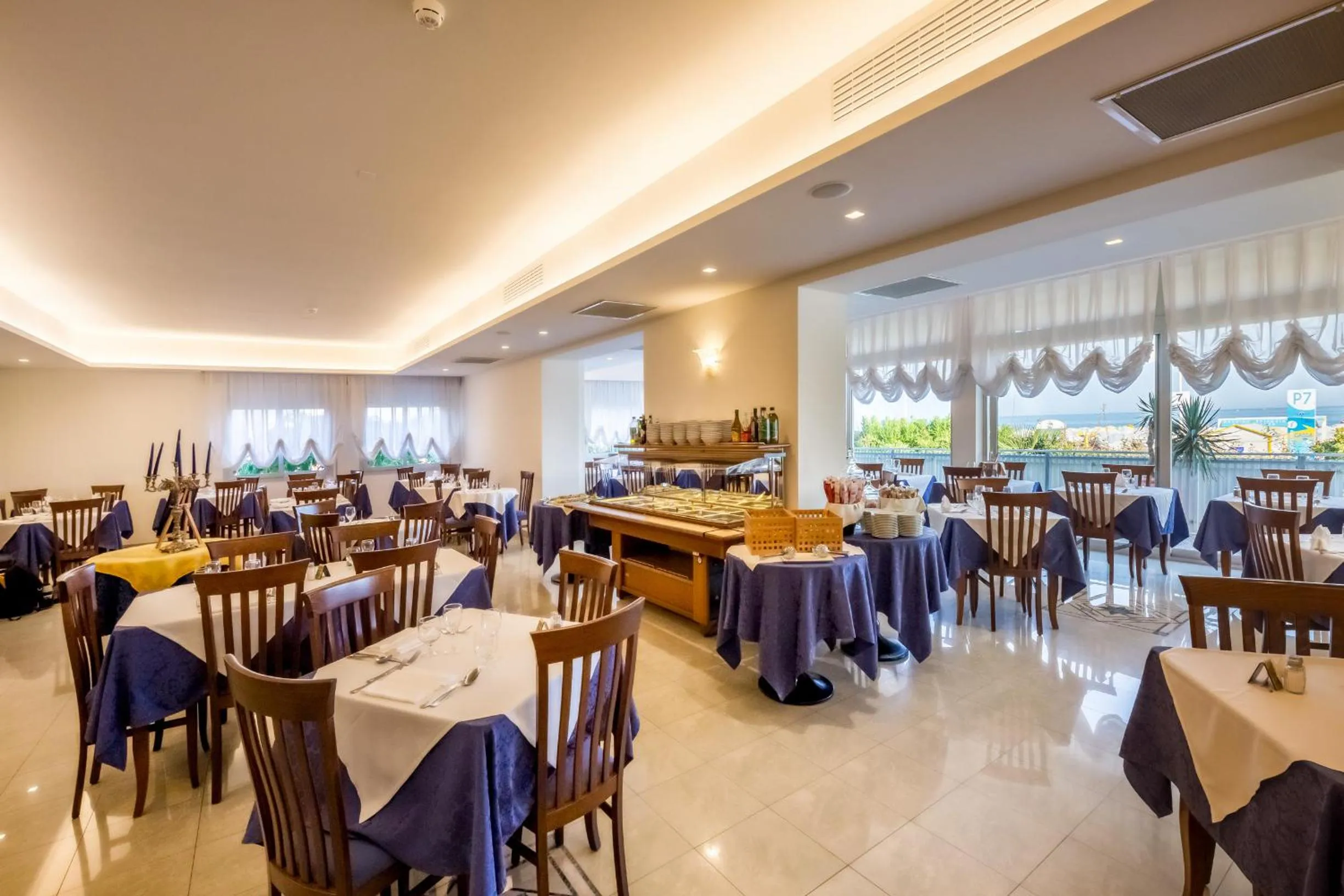 Restaurant/places to eat in Hotel Tritone