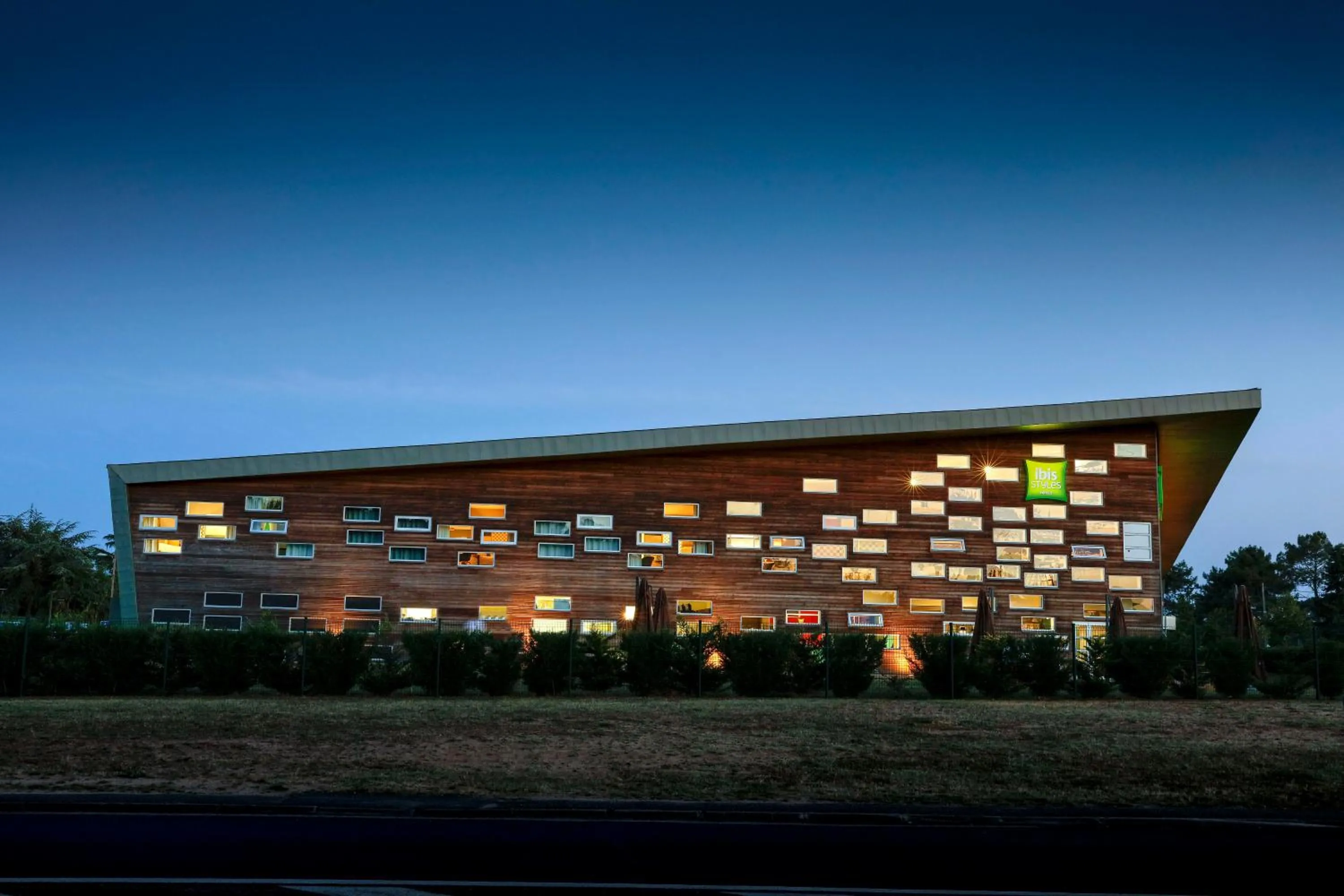 Facade/entrance in ibis Styles Le Mans Sud Mulsanne
