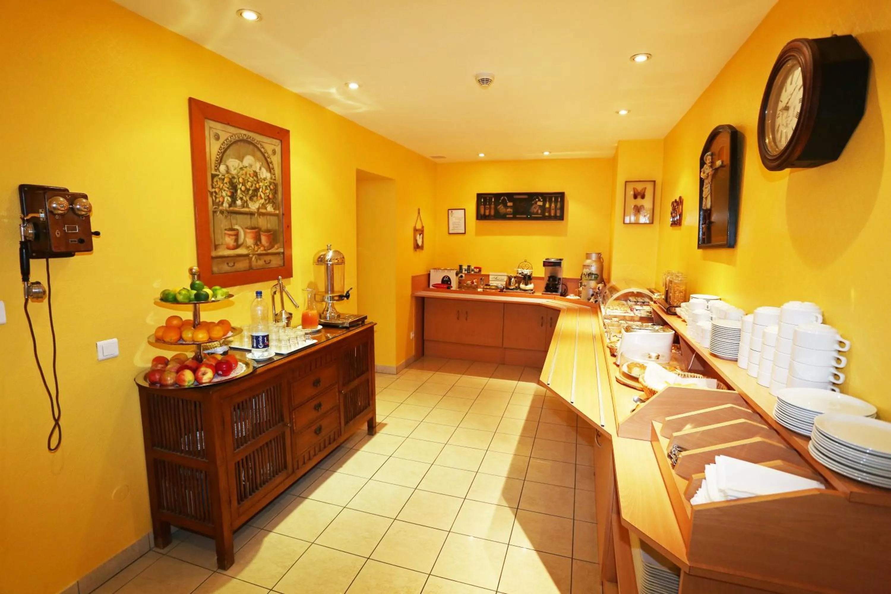 Restaurant/places to eat in Hotel Berlioz Basel Airport