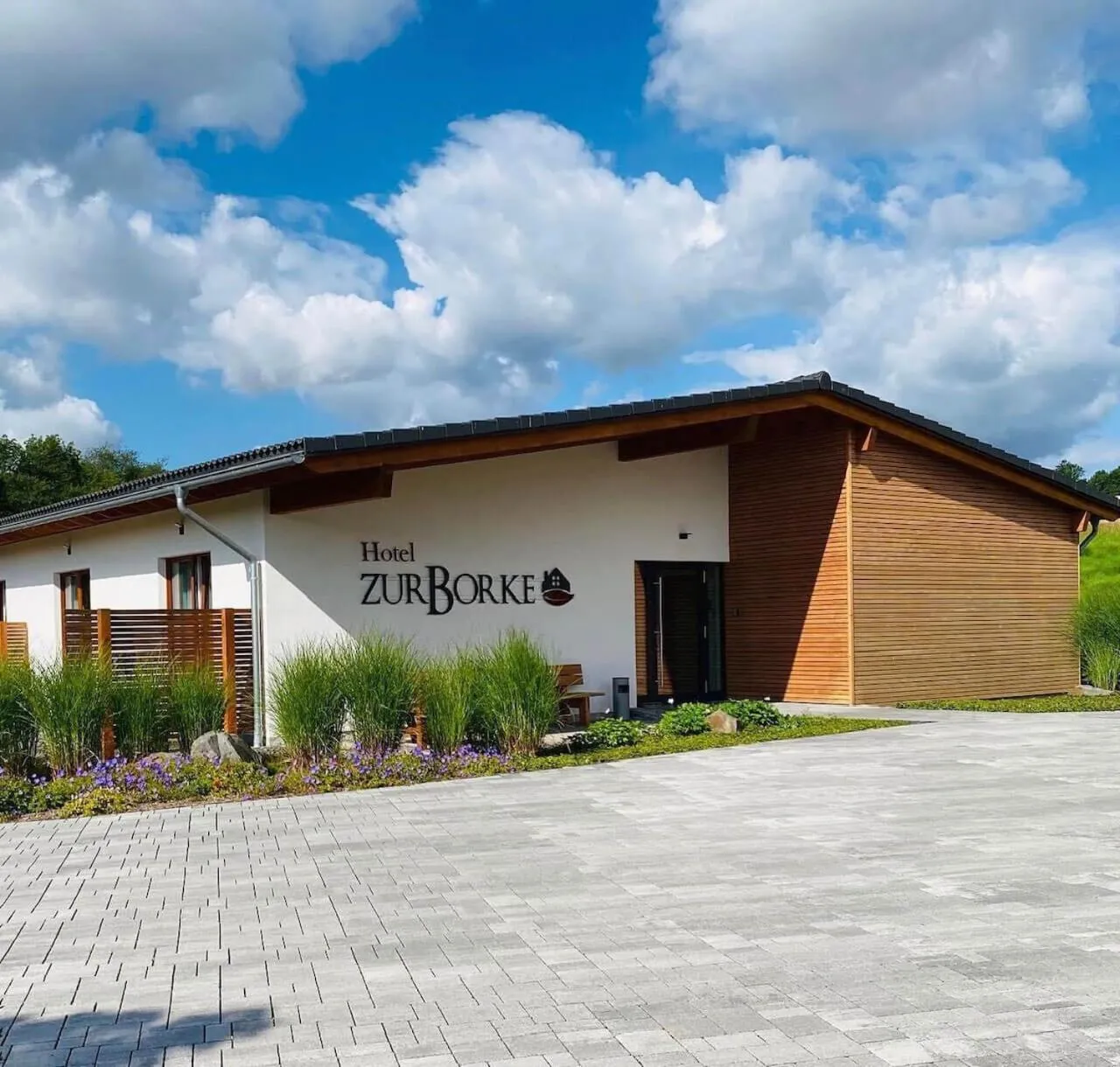 Property building in Hotel Zur-Borke