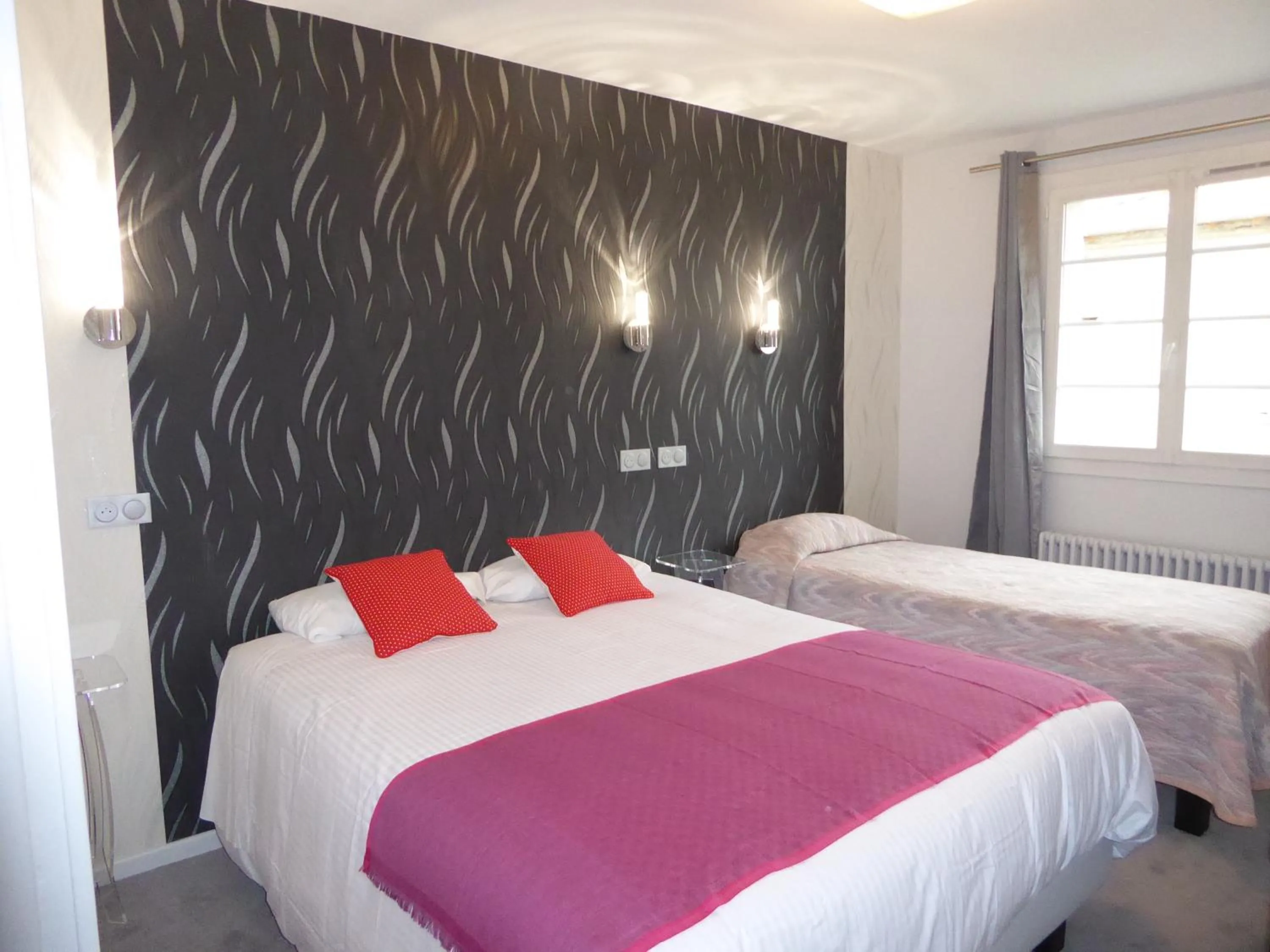 Bedroom, Bed in Logis Hôtel L'Arche de Noé