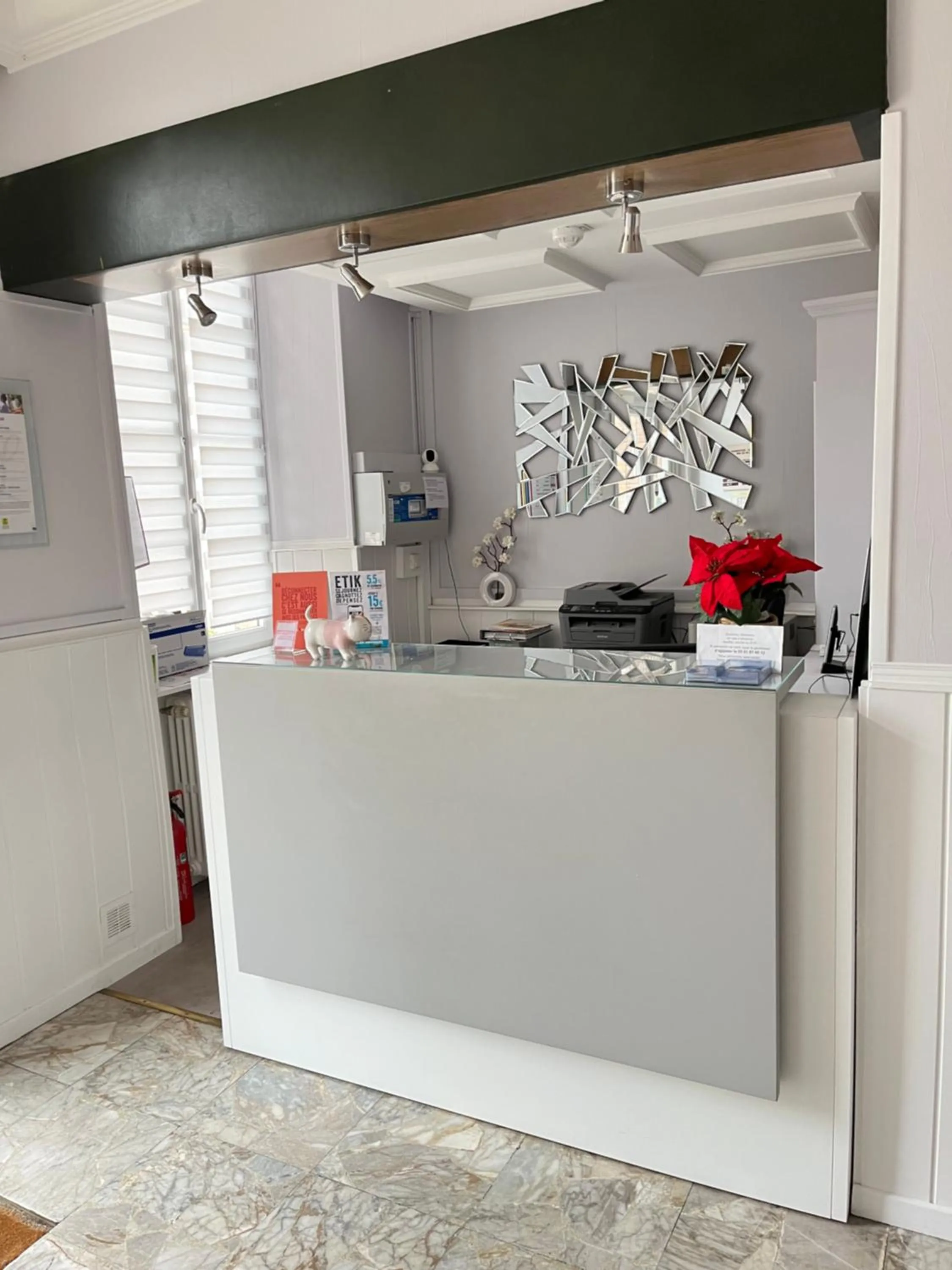 Lobby or reception in Logis Hôtel L'Arche de Noé