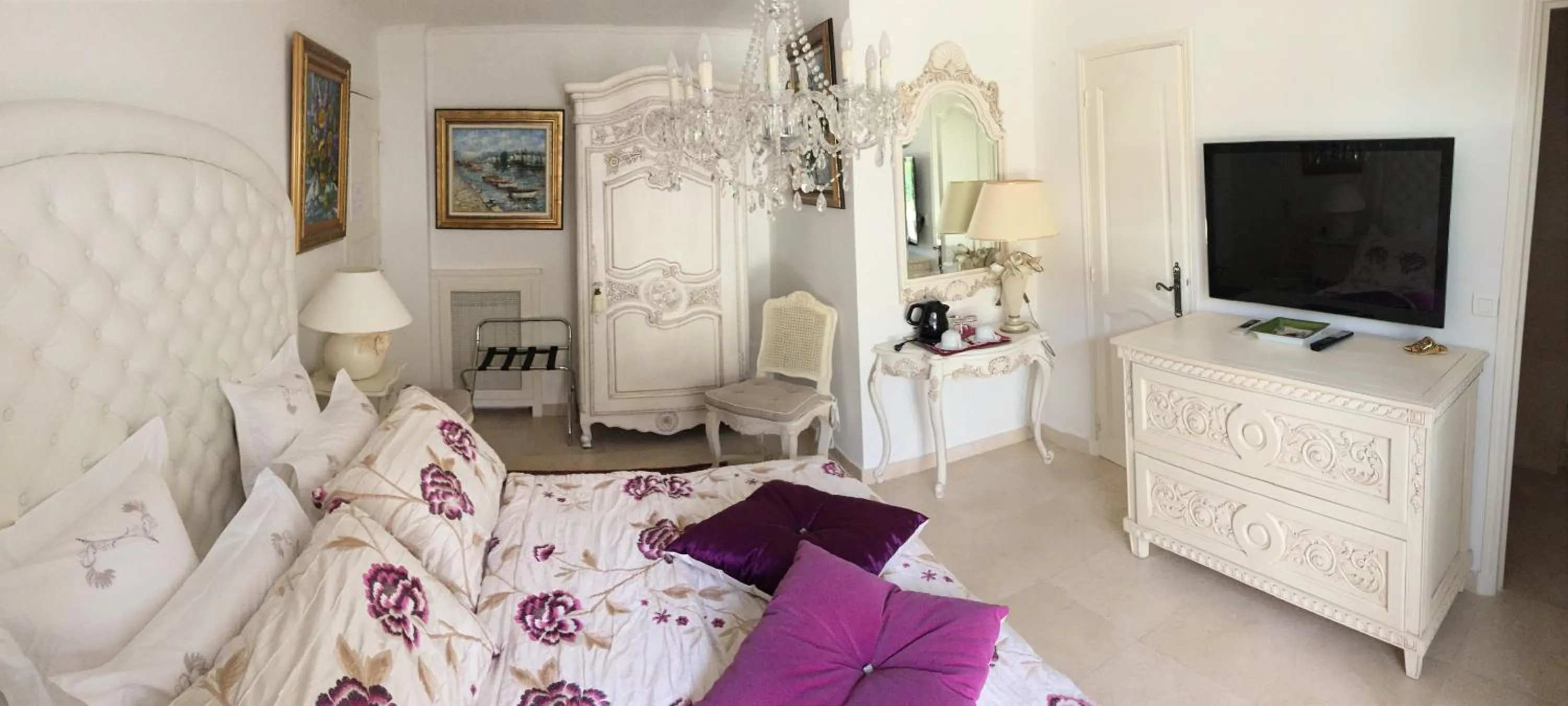 Communal lounge/ TV room, Bed in La Bergerie B&B