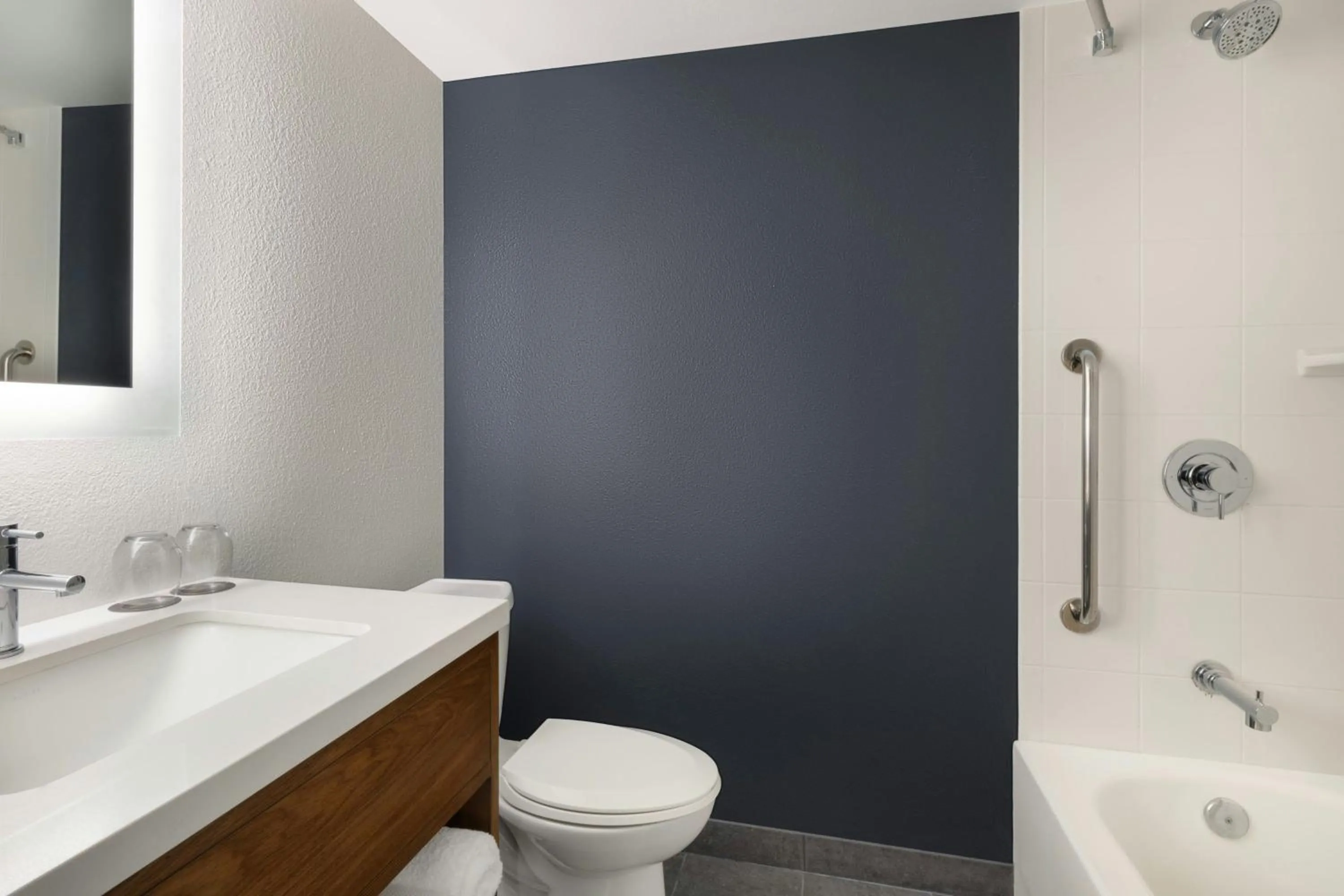 Bathroom in Courtyard by Marriott across Universal Orlando