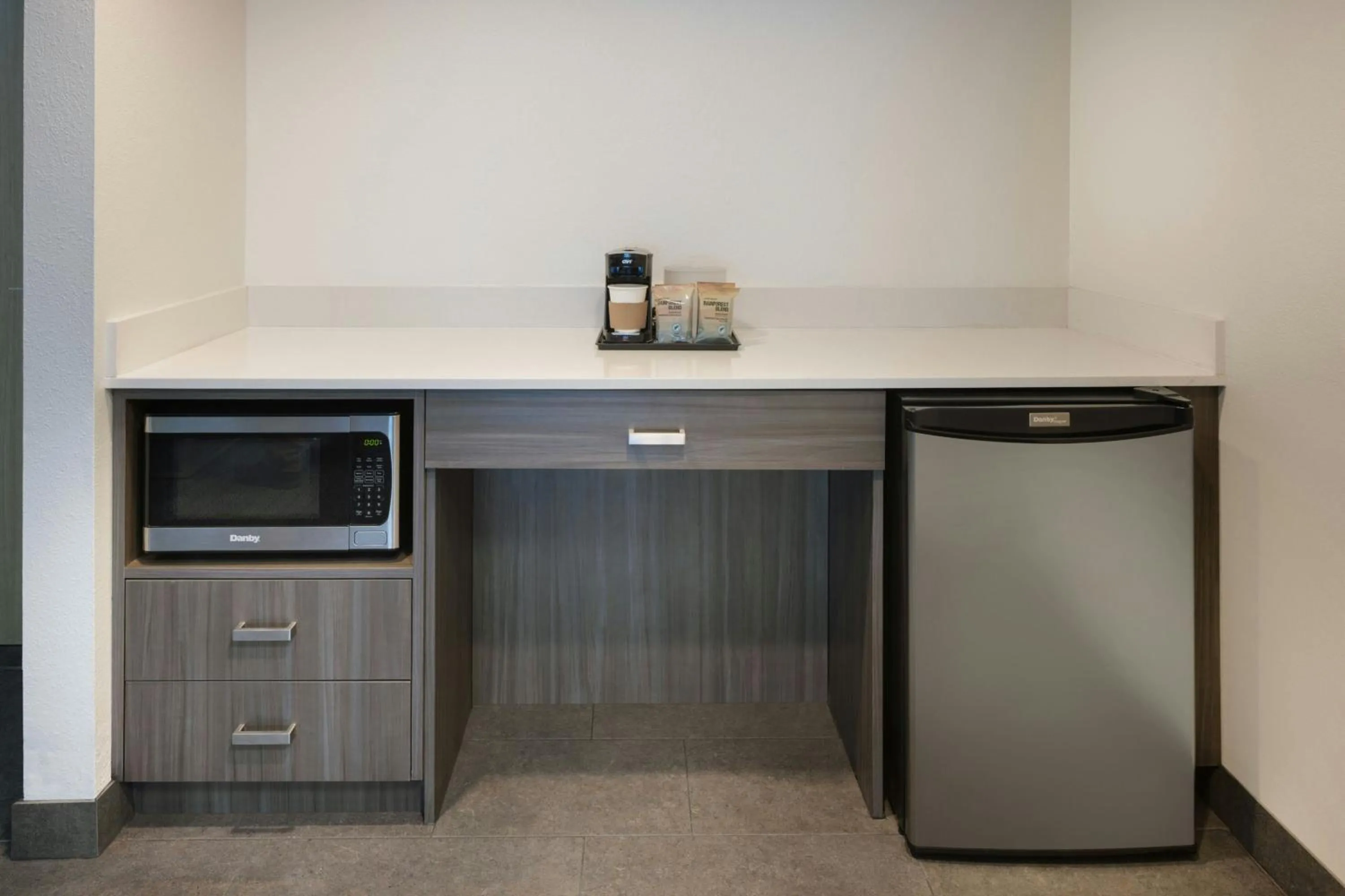Kitchen or kitchenette in Courtyard by Marriott across Universal Orlando