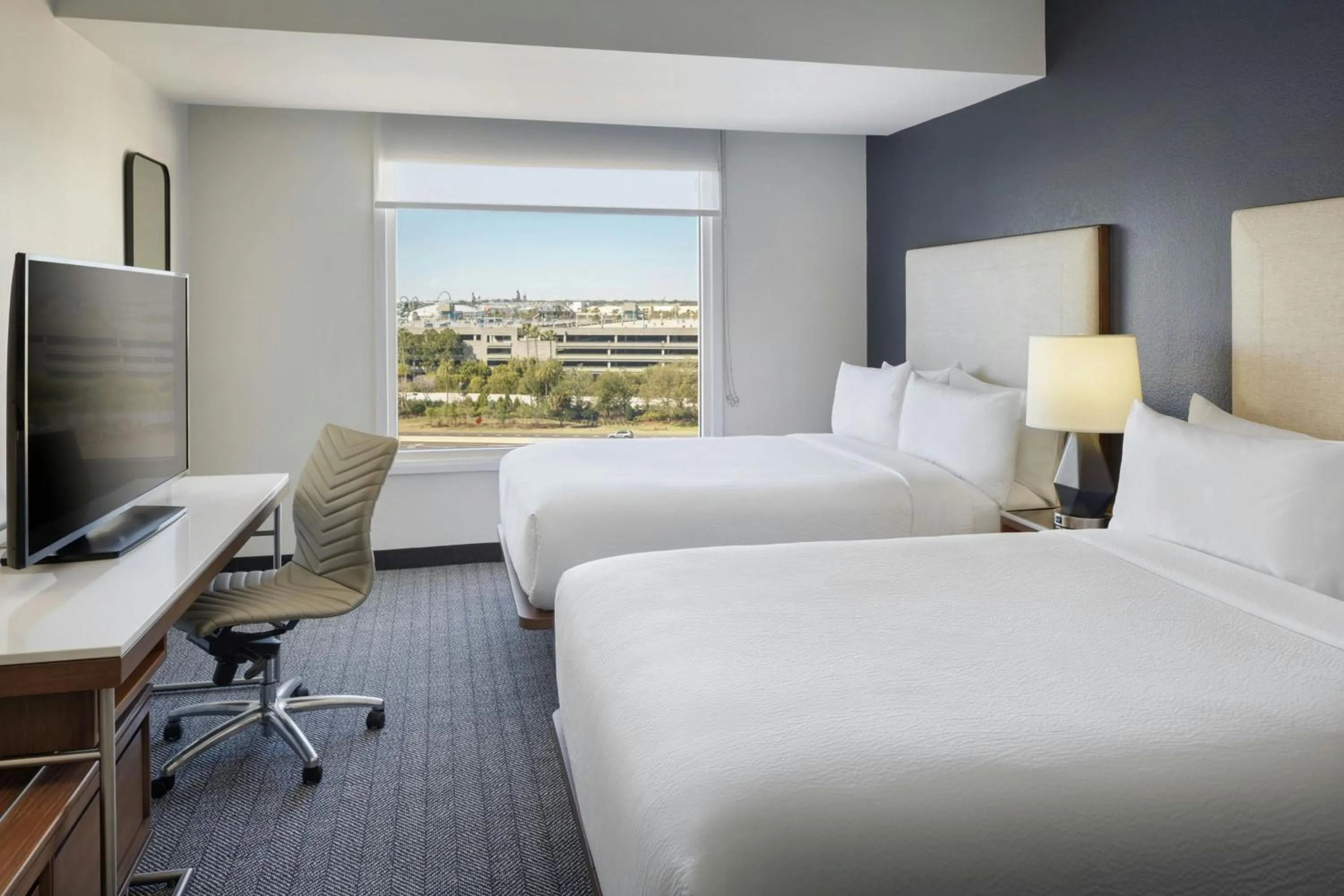 Bedroom, Bed in Courtyard by Marriott across Universal Orlando