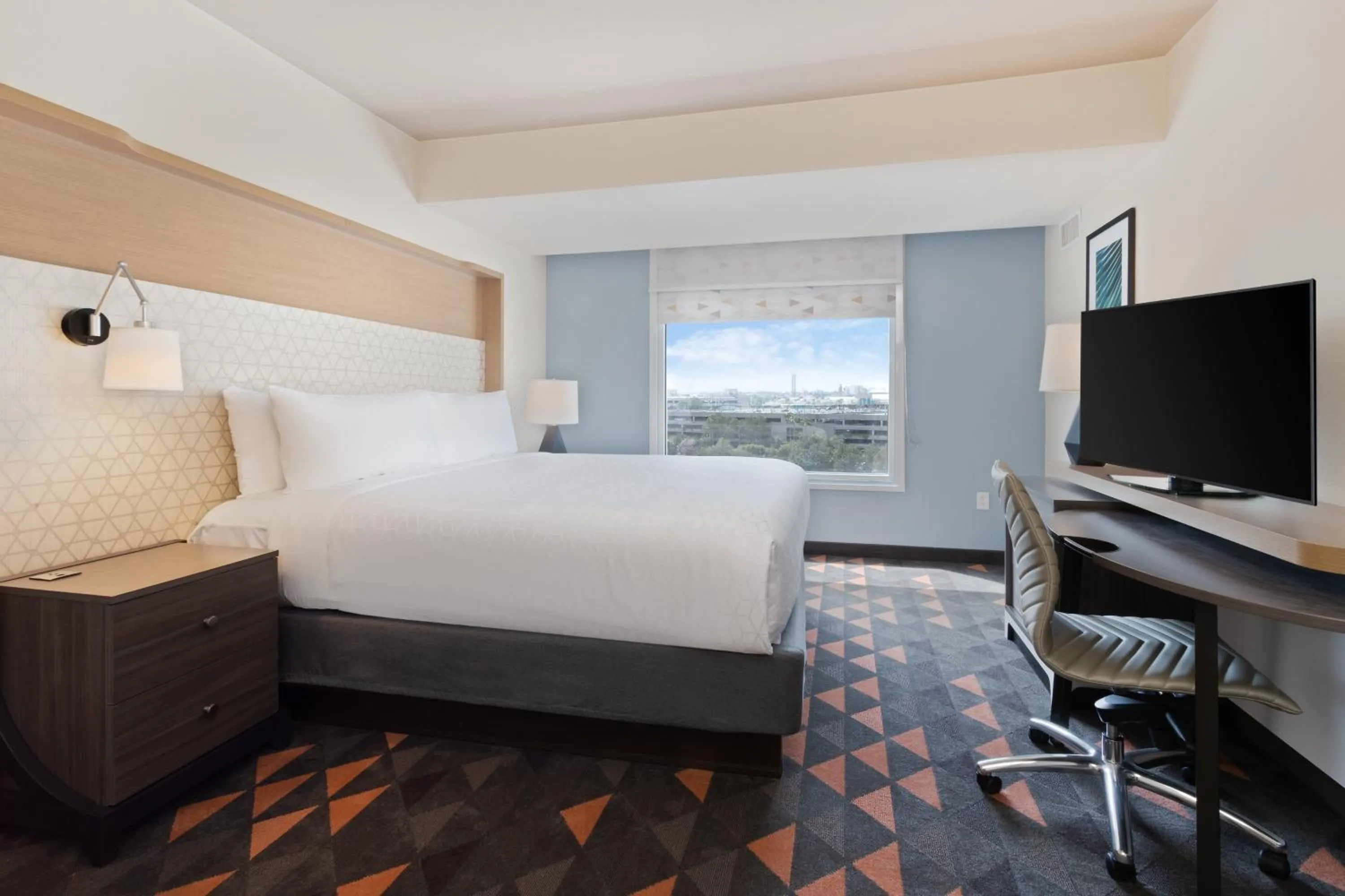 Photo of the whole room, Bed in Holiday Inn & Suites Across from Universal Orlando by IHG