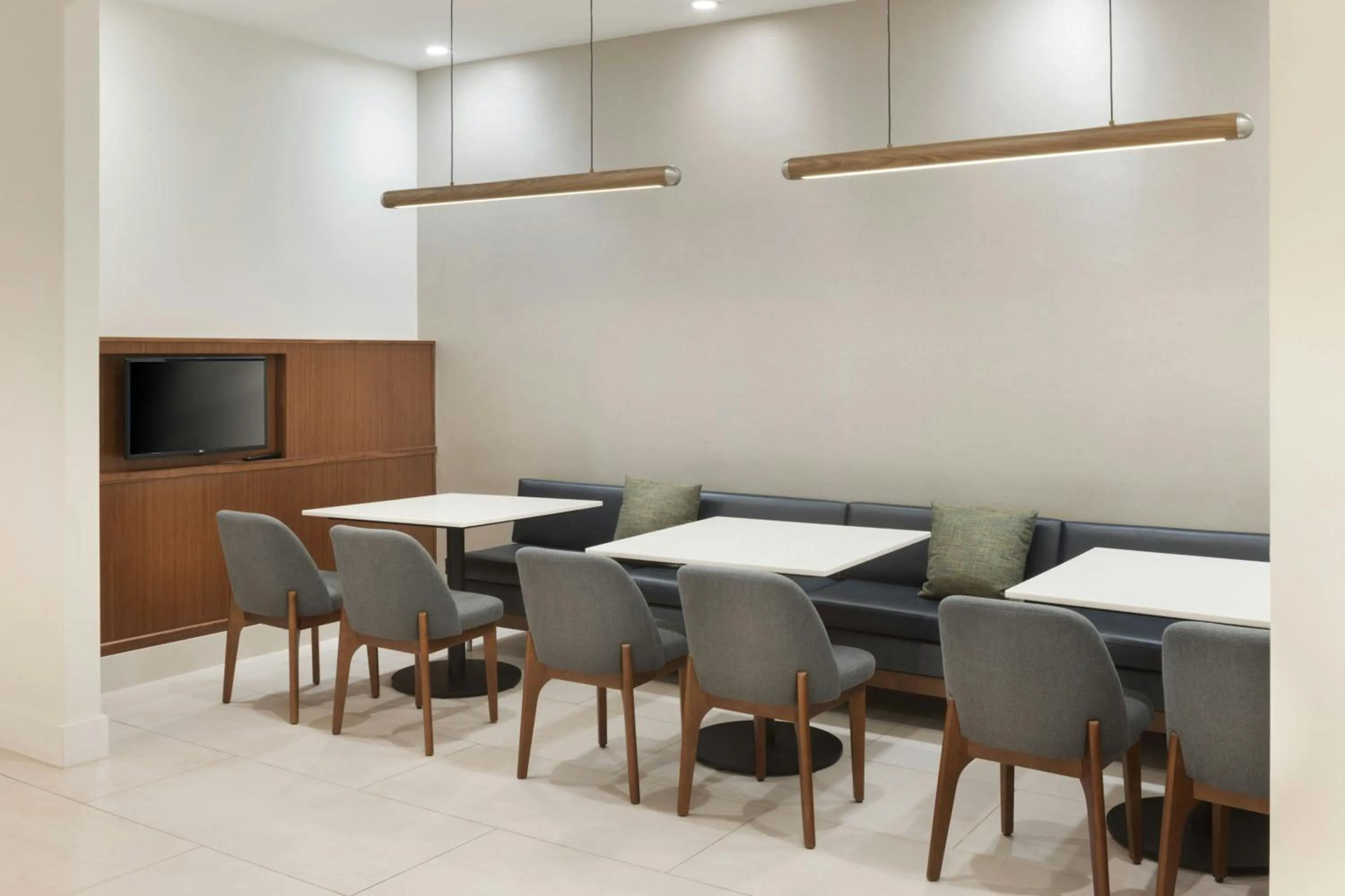 Lobby or reception in Courtyard by Marriott across Universal Orlando