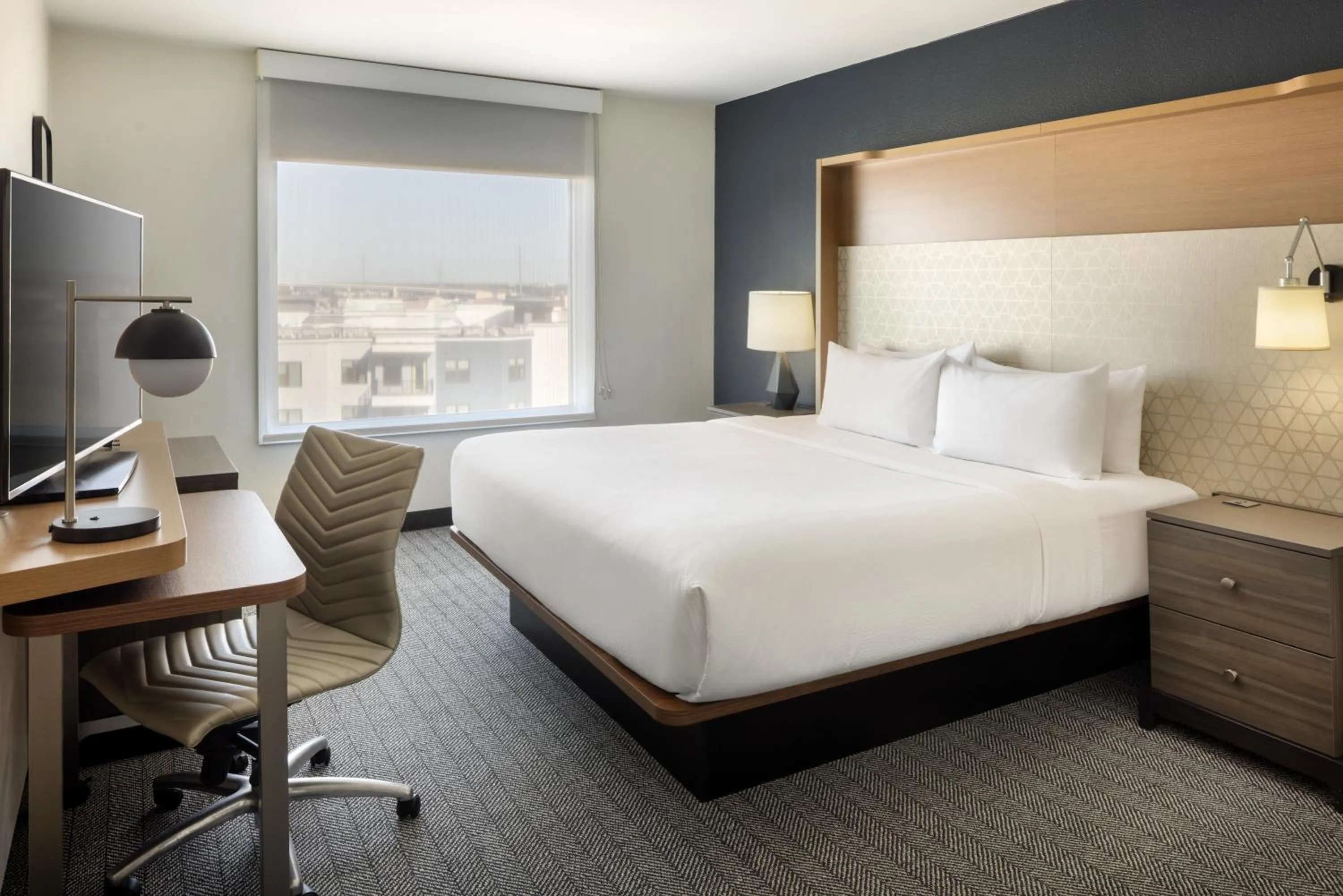 Bedroom, Bed in Courtyard by Marriott across Universal Orlando