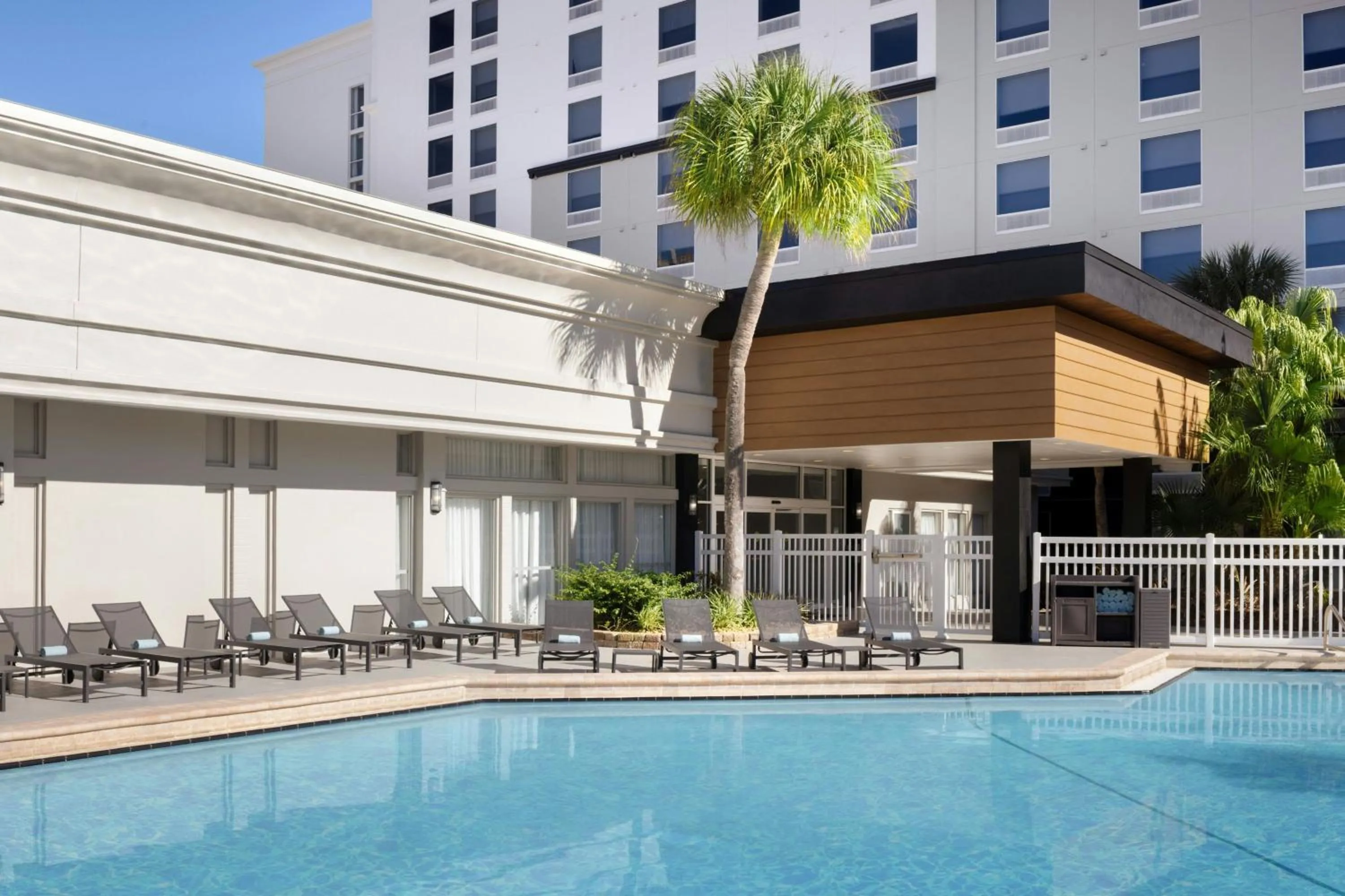 Swimming pool in Courtyard by Marriott across Universal Orlando
