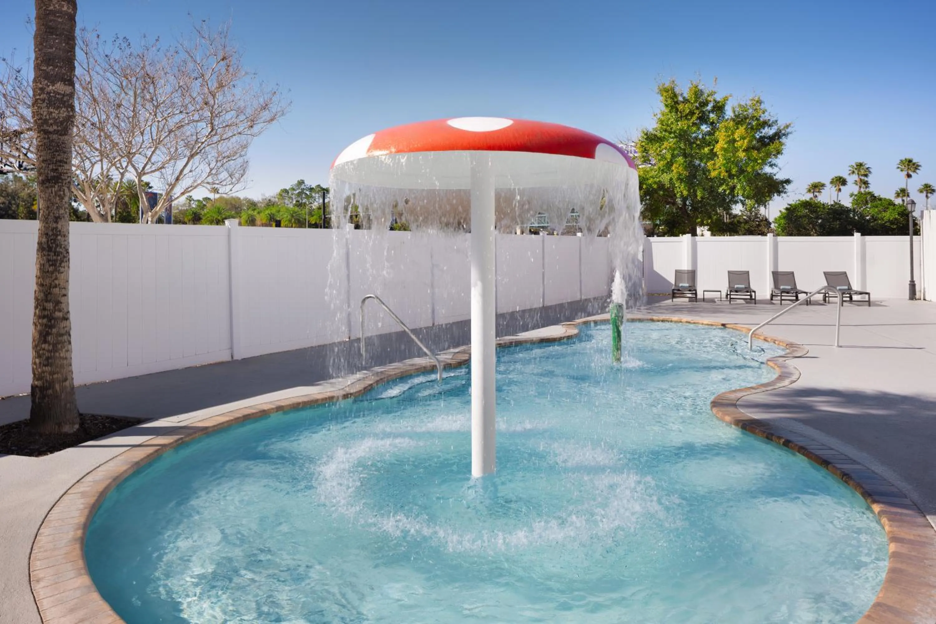 Swimming pool in Courtyard by Marriott across Universal Orlando