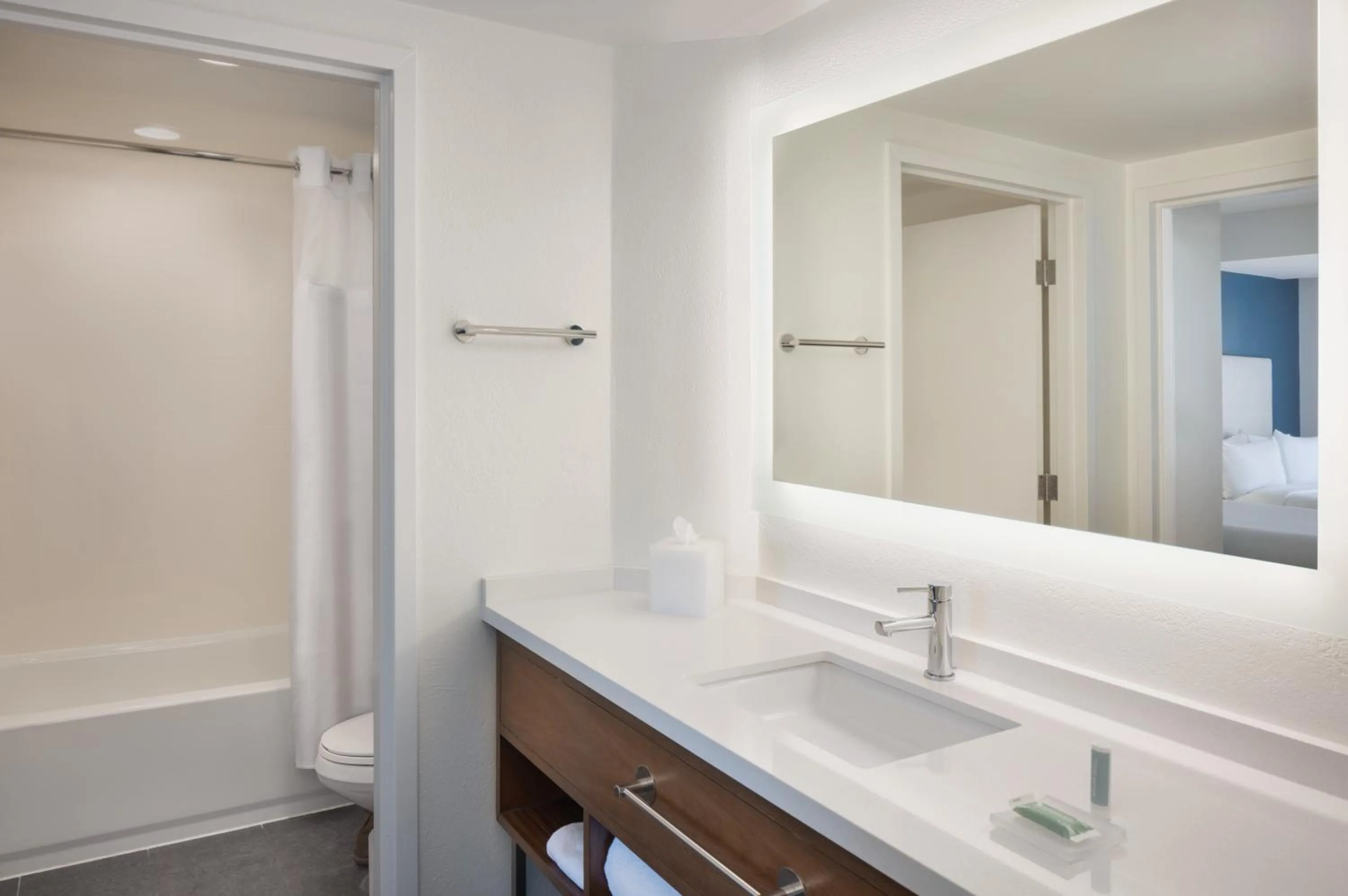 Bathroom in Courtyard by Marriott across Universal Orlando