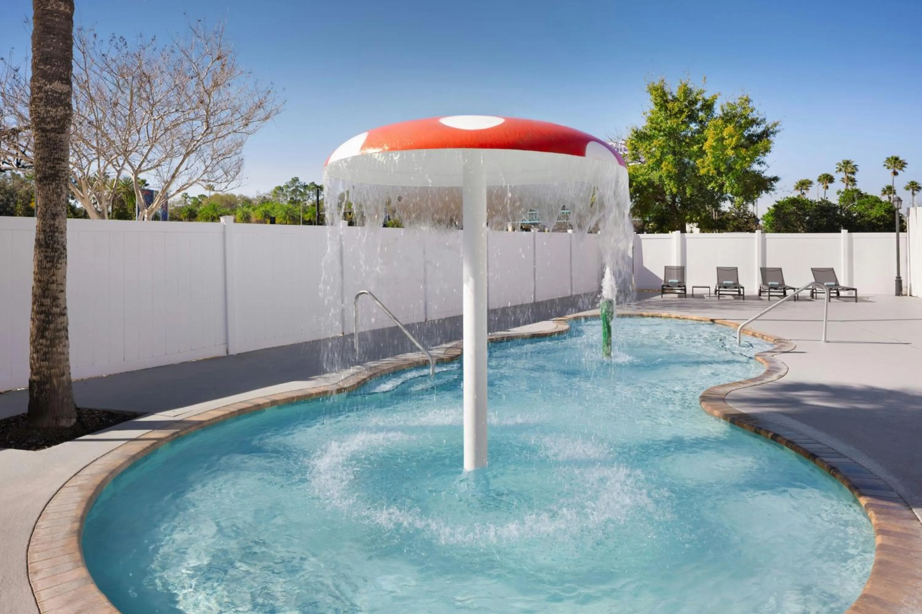 Swimming pool in Courtyard by Marriott across Universal Orlando