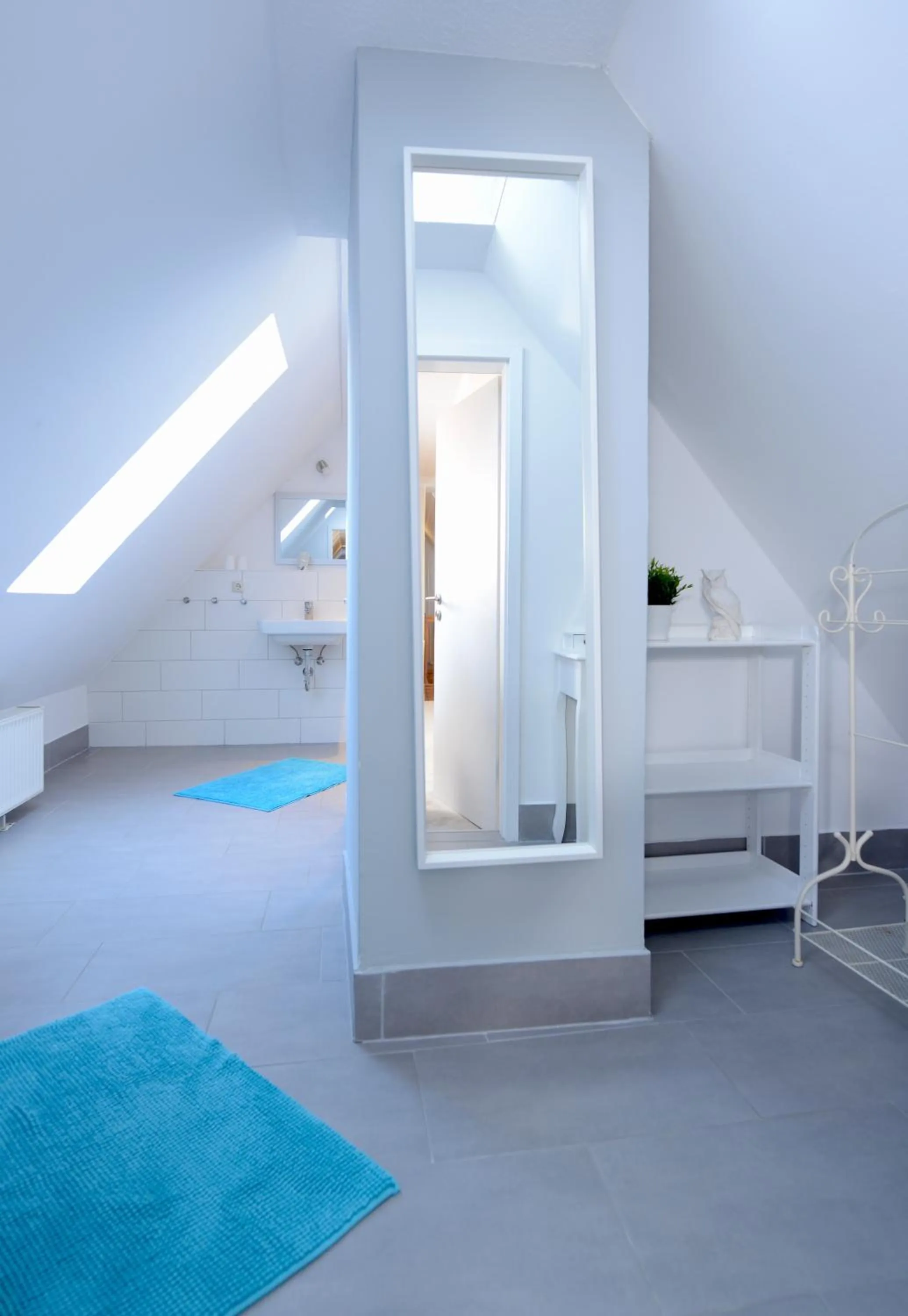 Bathroom, Bed in Hotelanlage Tarnewitzer Hof