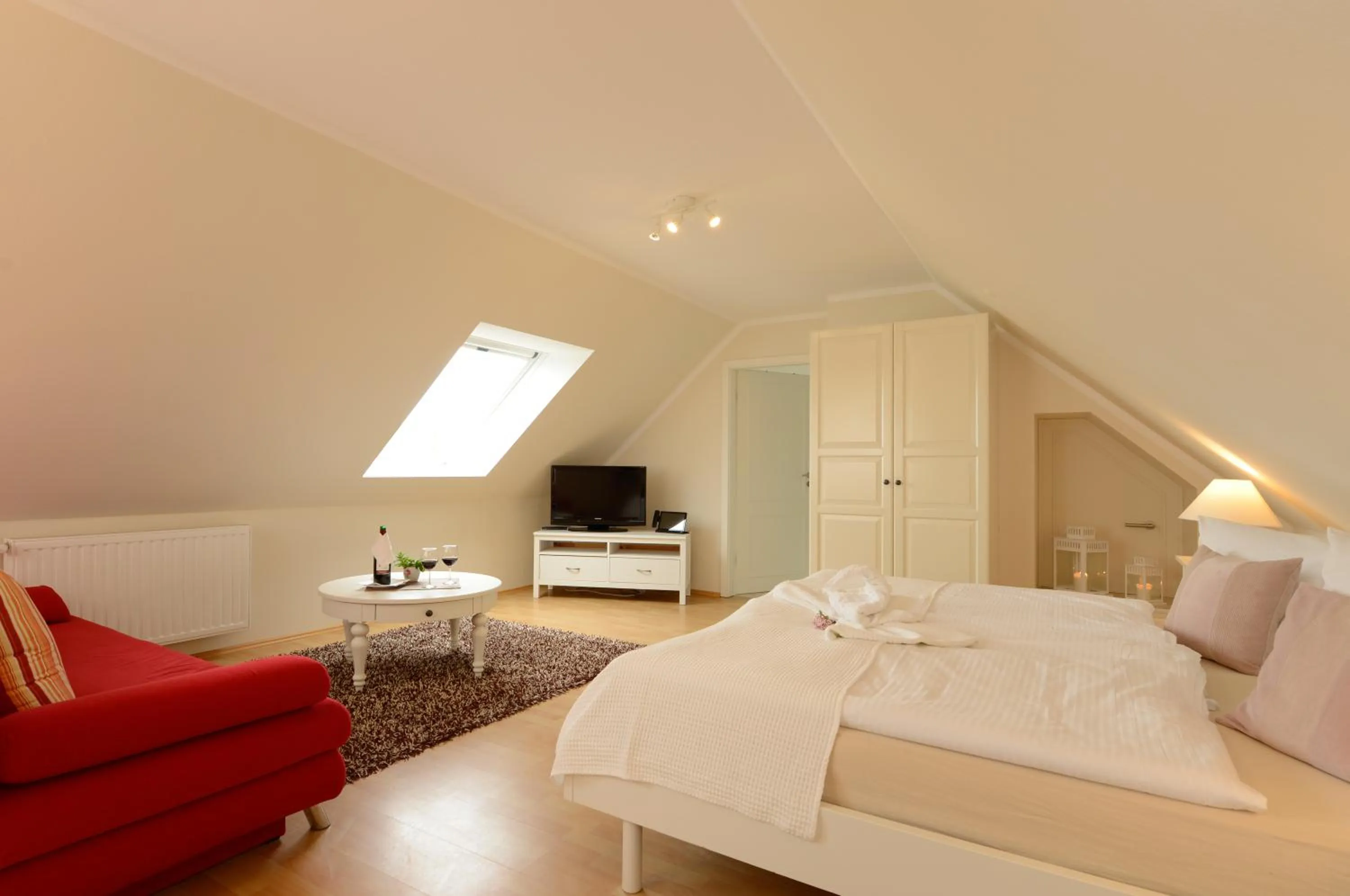 Living room, Bed in Hotelanlage Tarnewitzer Hof