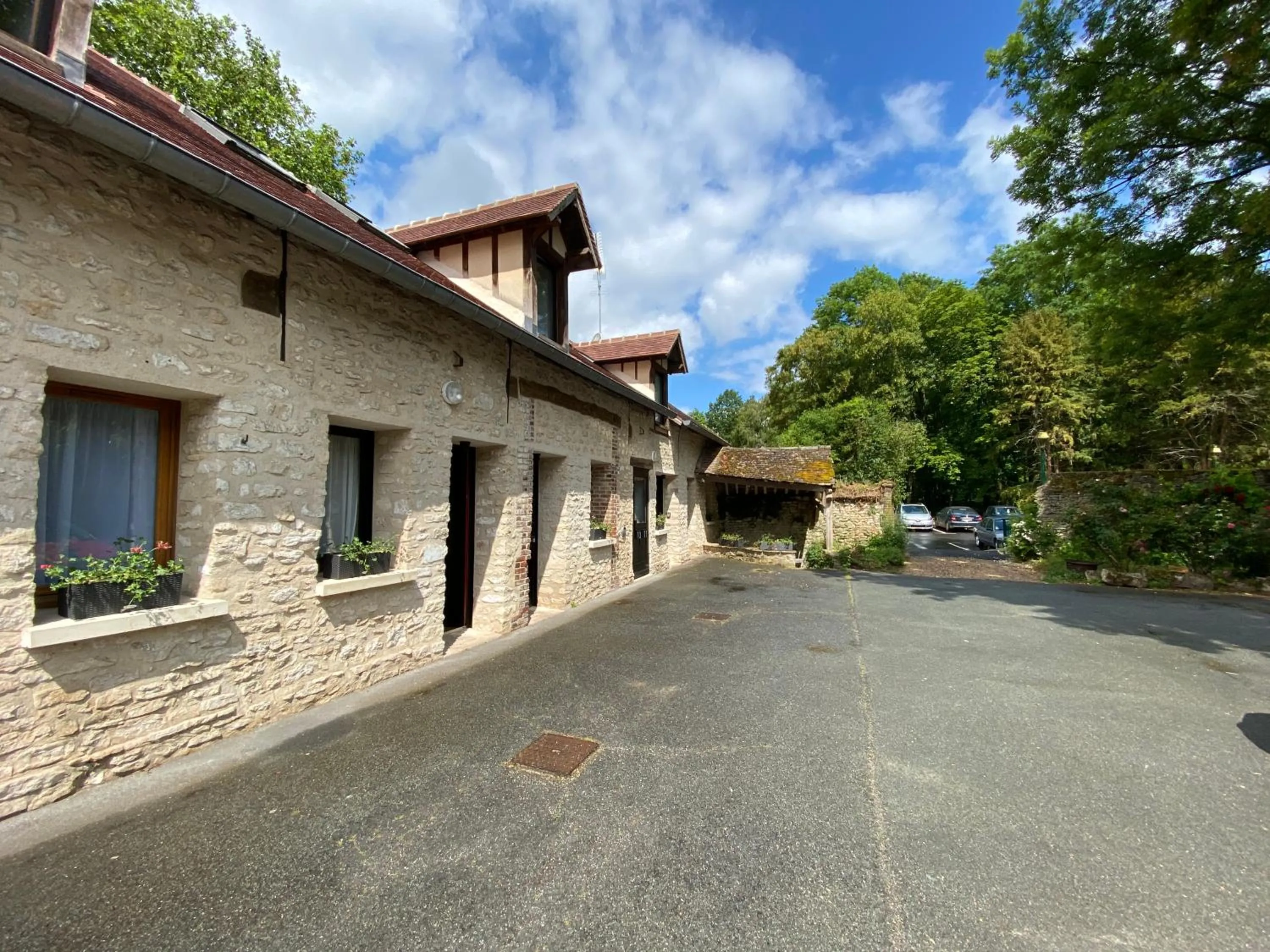 Property building in LOGIS - Hôtel & Restaurant Saint Nicolas