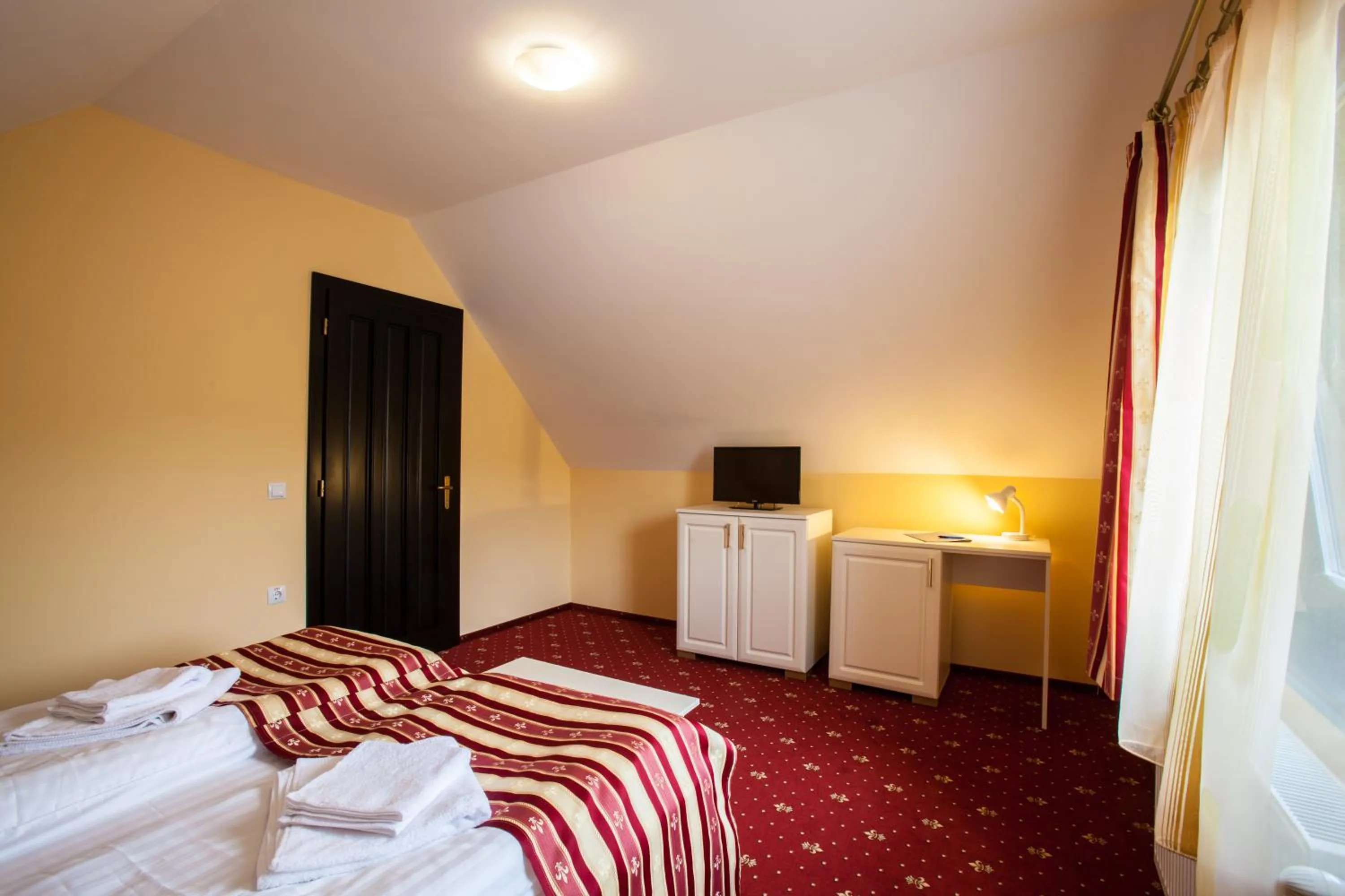 Photo of the whole room, Bed in Extravagance Hotel