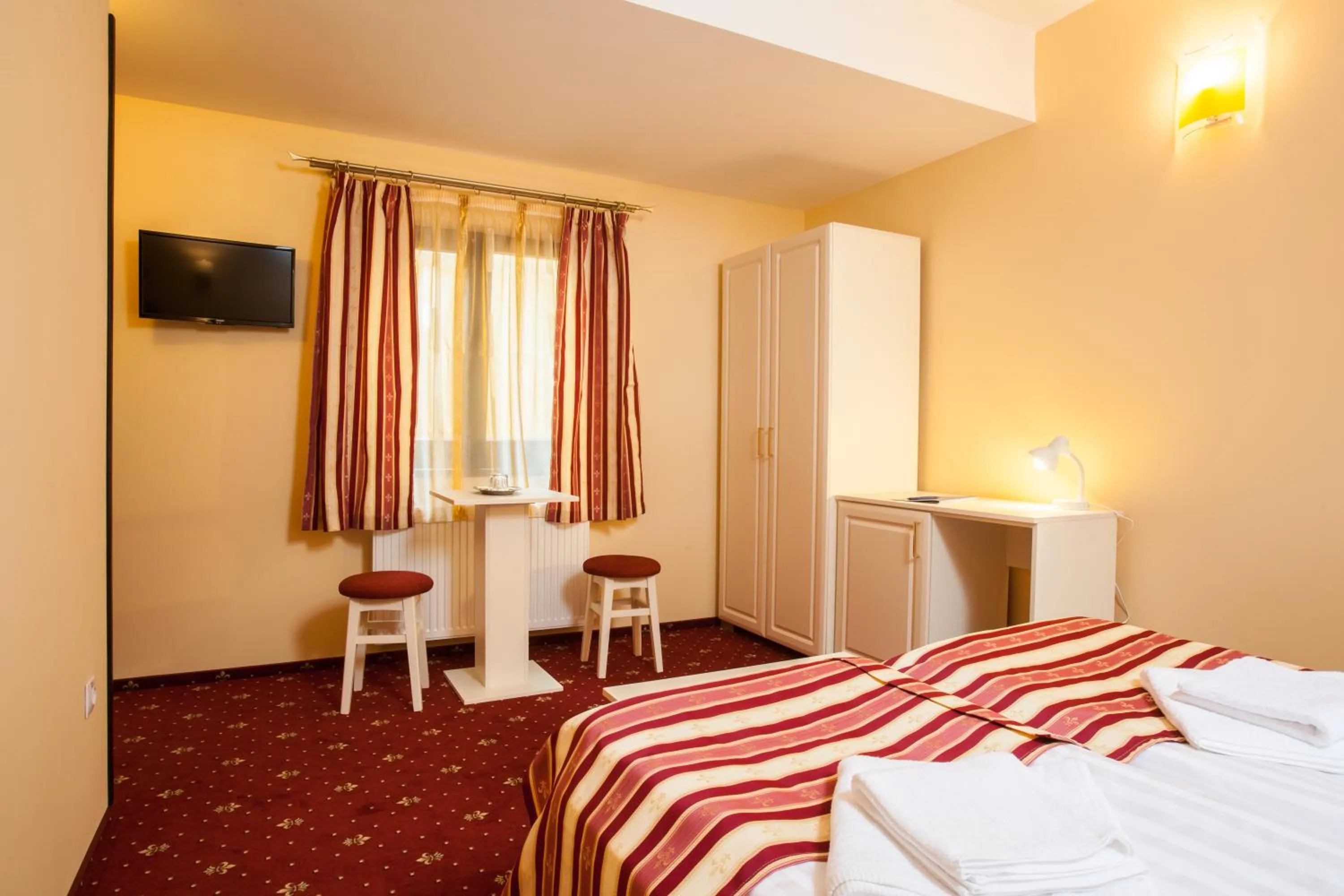 Photo of the whole room, Bed in Extravagance Hotel